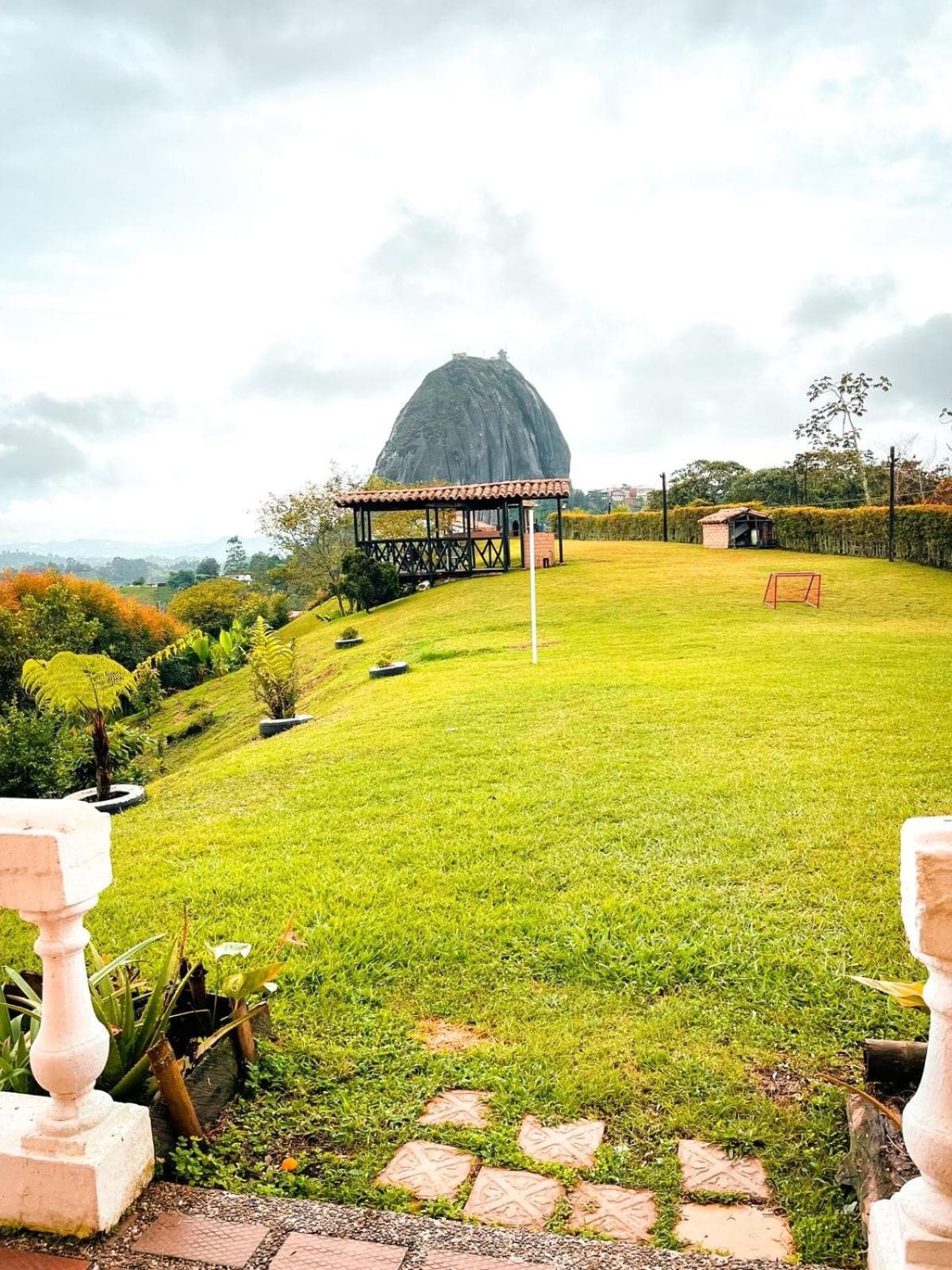 Finca con espectacular zona verde y hermosa vista a la piedra