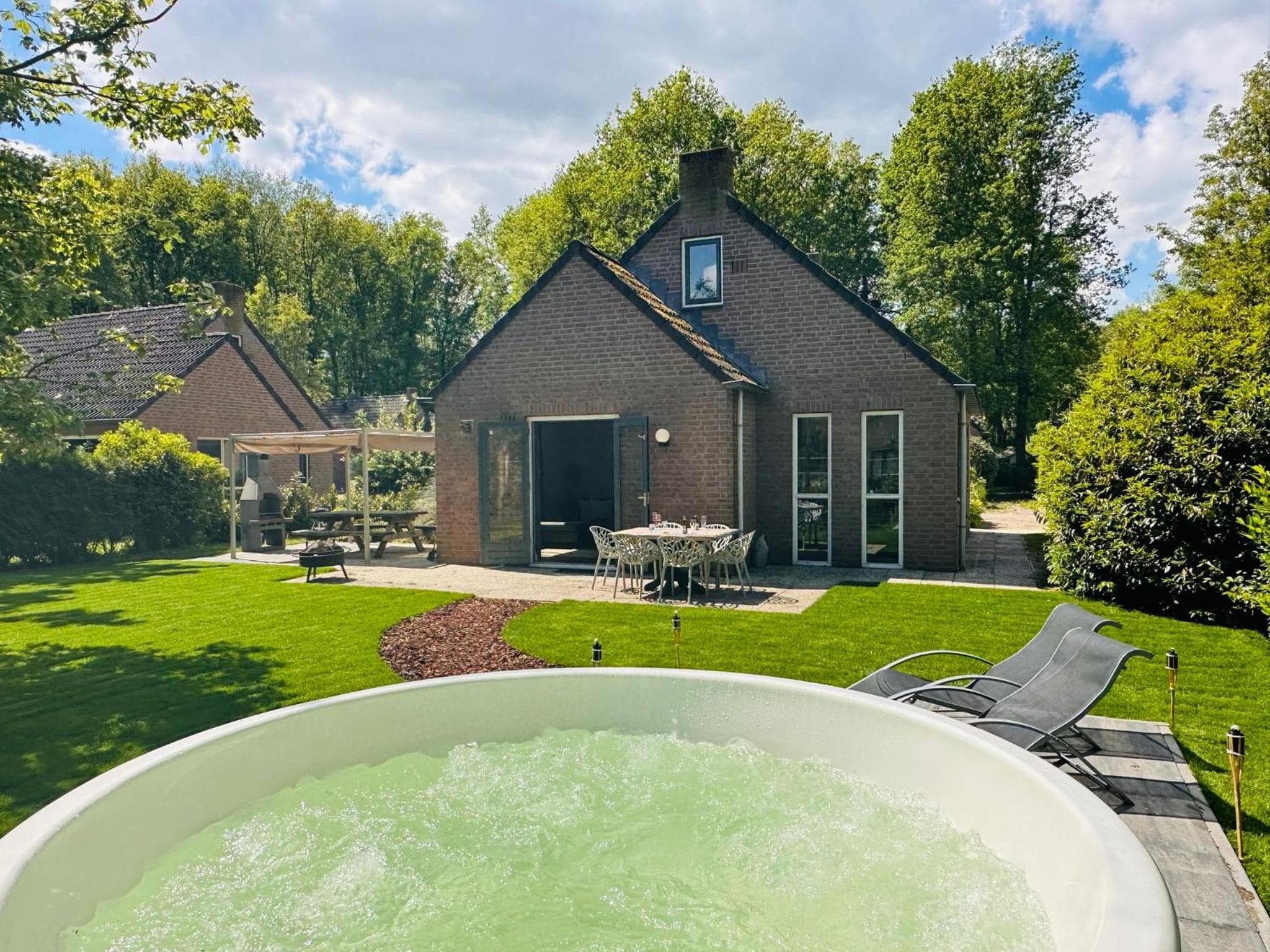 6pers Boshuis -Hottub Jacuzzi- 'De Groene Specht'