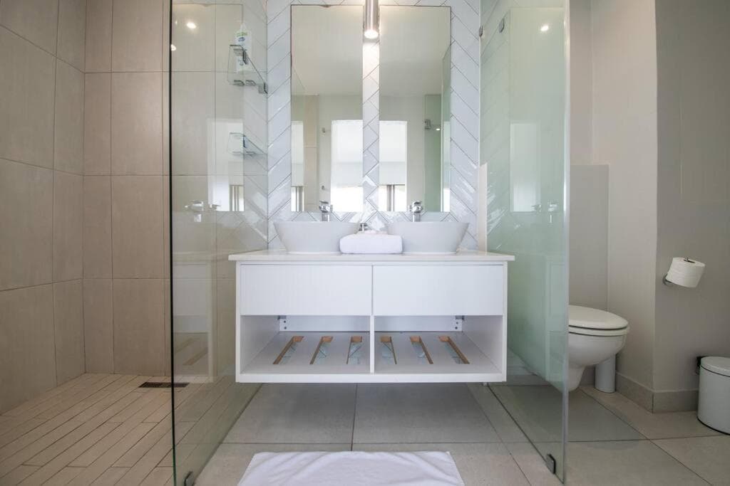 1001 Bermudas - Seaviews & beach access - Modern 3BR Umhlanga photo 9