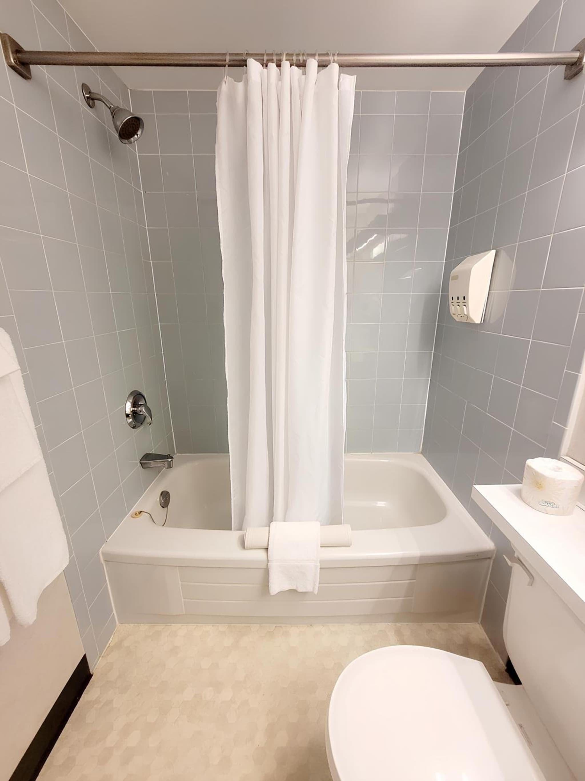 Claymore Inn and Suites photo 7