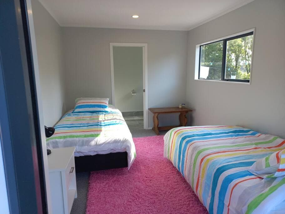 Cute, new two bedroom cottage with shared pool photo 2