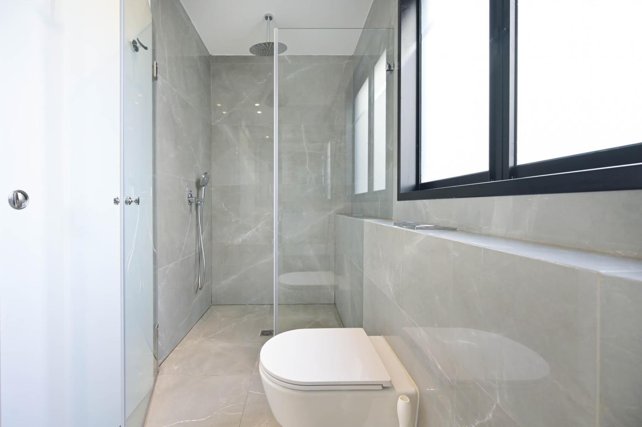 Modern 3BR Next to the Sea by HolyGuest photo 2