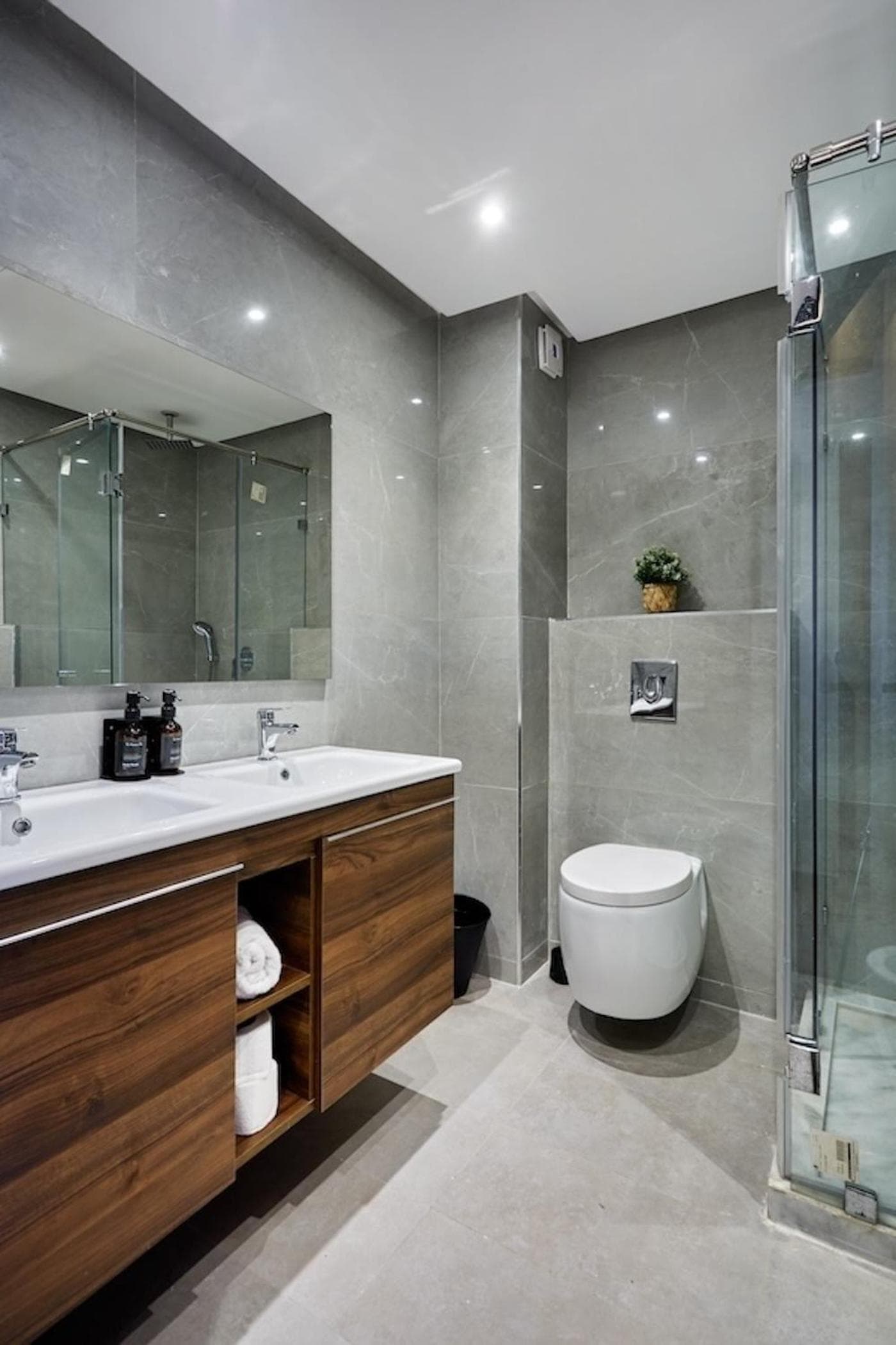 Your Home Away from Home 2 Bed Flat With Parking photo 9