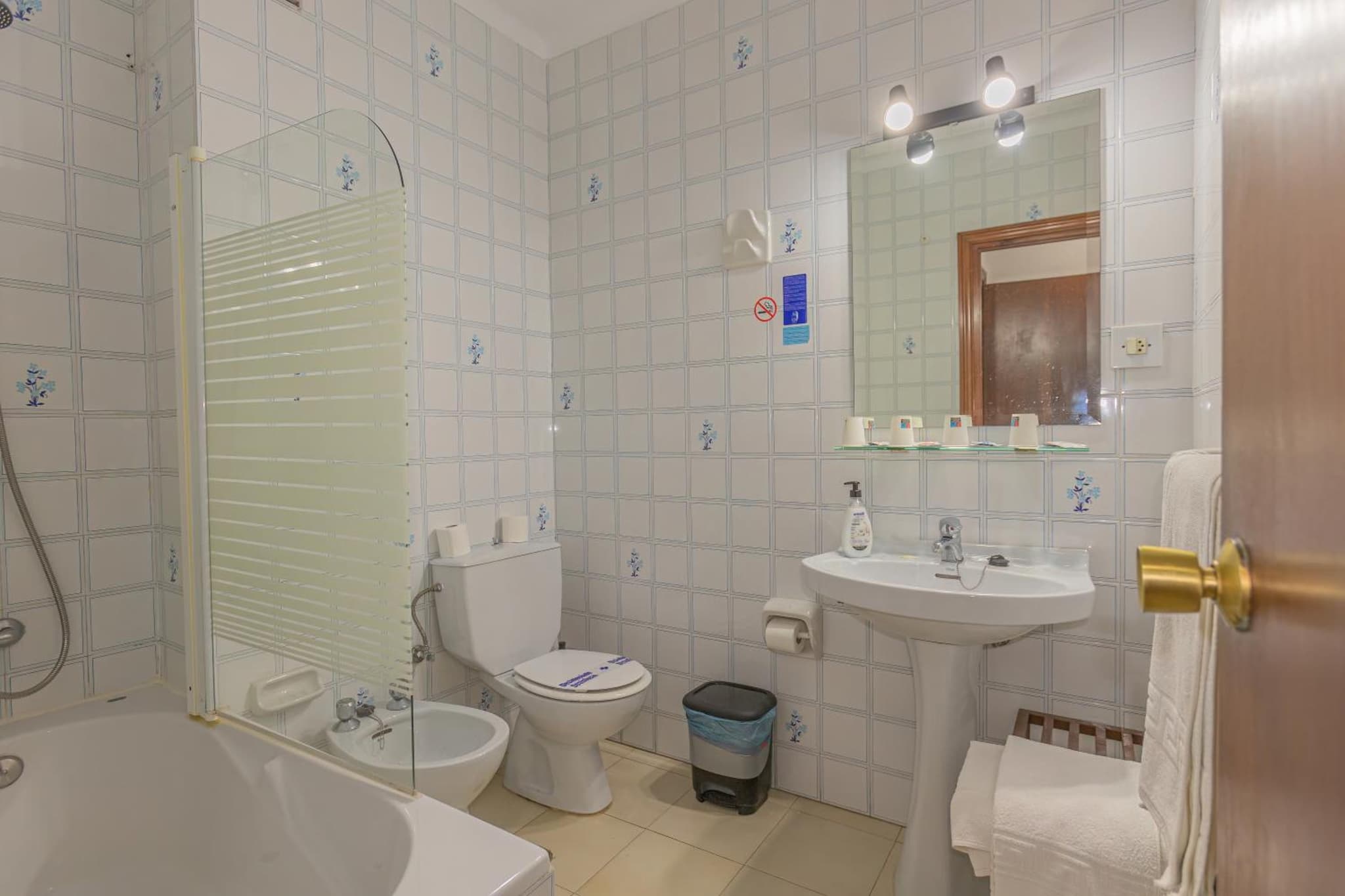 Hotel Tres Jotas Conil photo 9