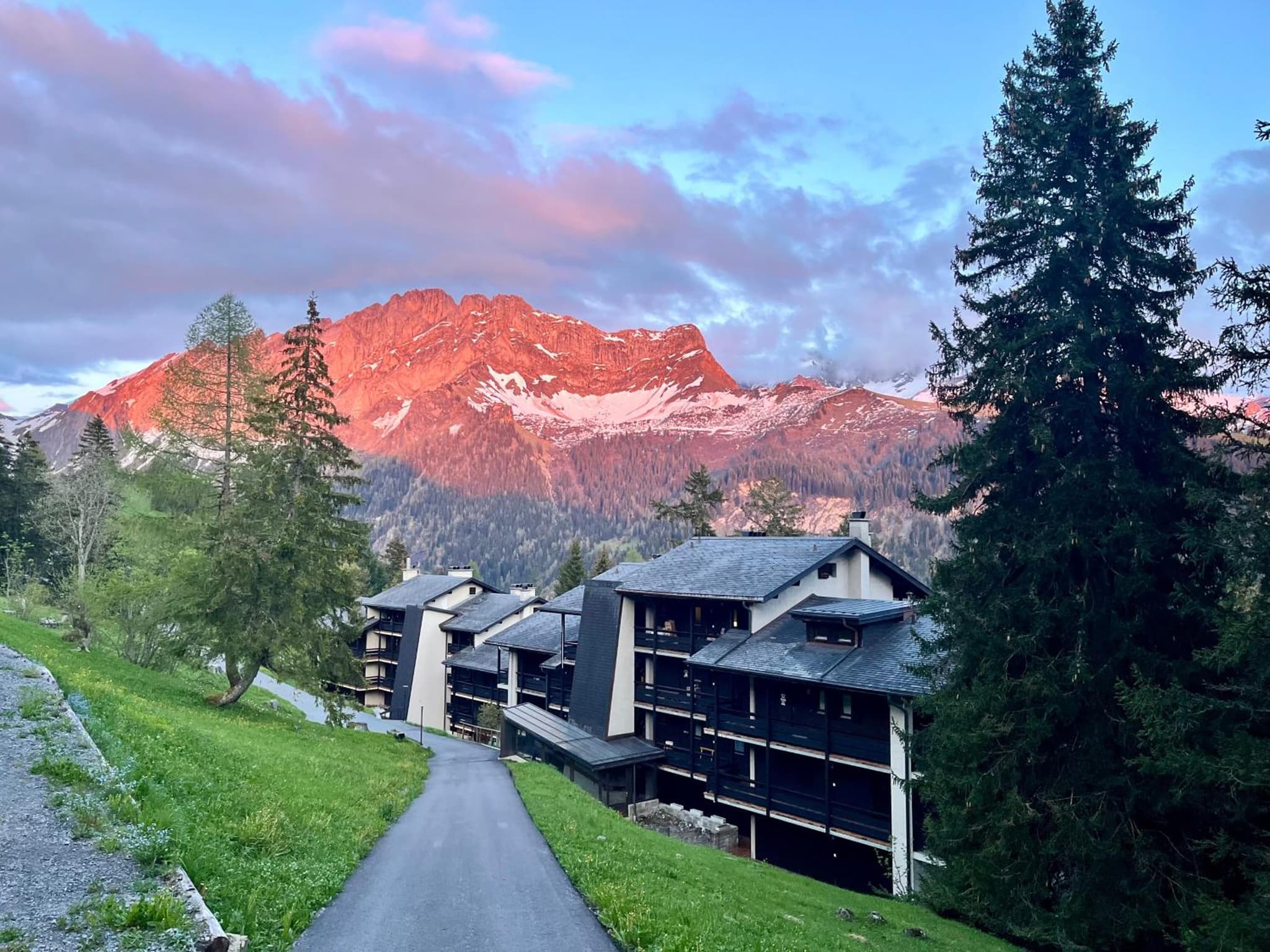 THE ALPINE STUDIO by the ski slopes & lake Frience
