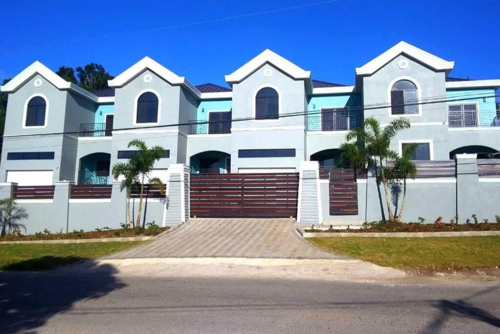 Modern Decor Apt Near Airport With Beach Club Access