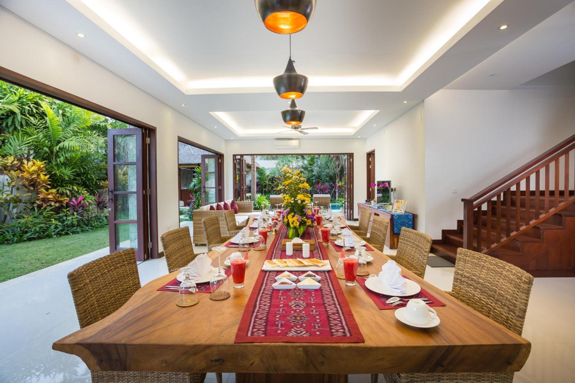 LA-BALI Villa Sanur, Spacious & Large, Private Pool, Pool Table, 5-Minutes walk to the Beach, Free Laundry, Private Cook, Massage, Daily Tour photo 6