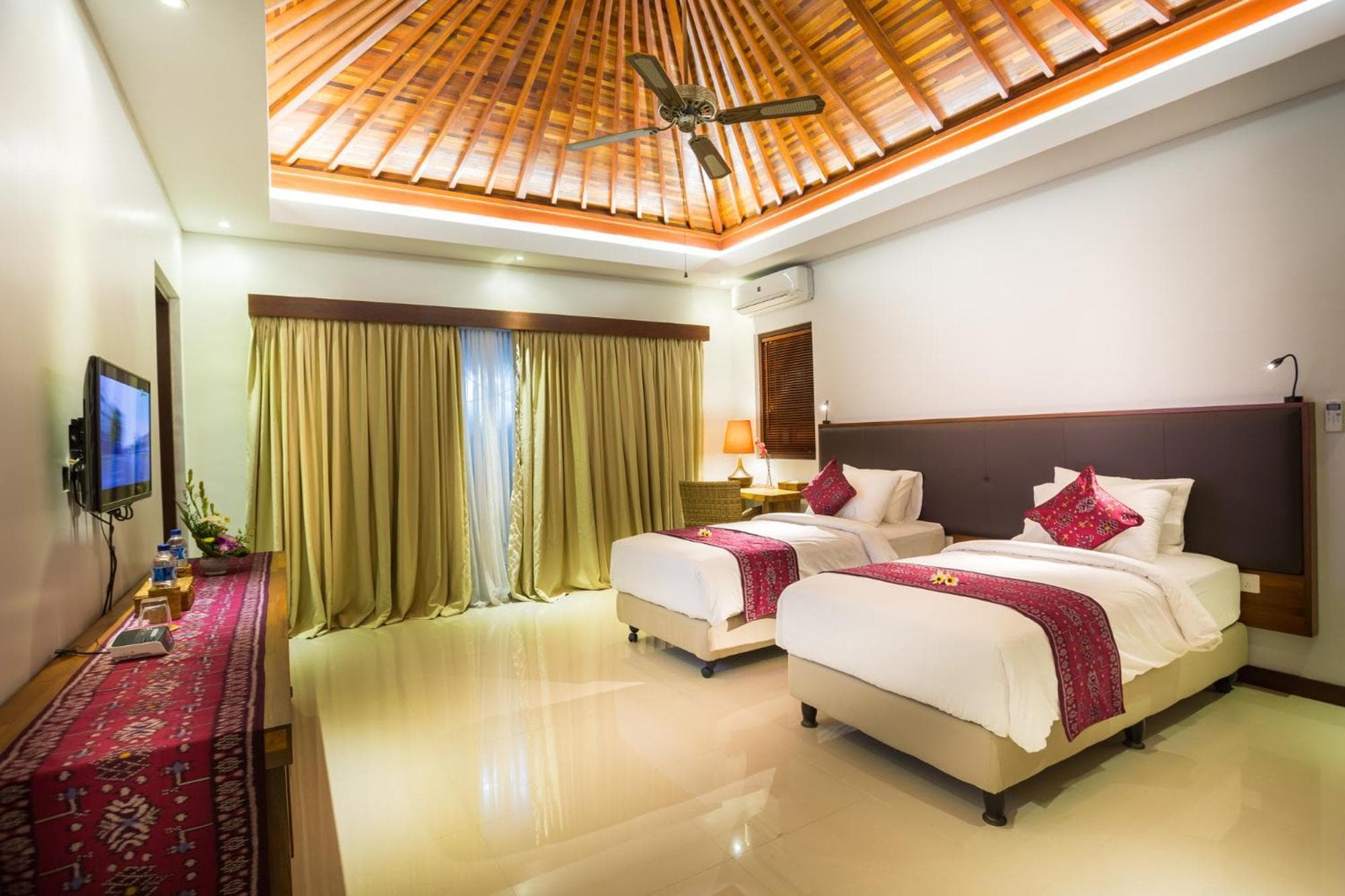 LA-BALI Villa Sanur, Spacious & Large, Private Pool, Pool Table, 5-Minutes walk to the Beach, Free Laundry, Private Cook, Massage, Daily Tour photo 2