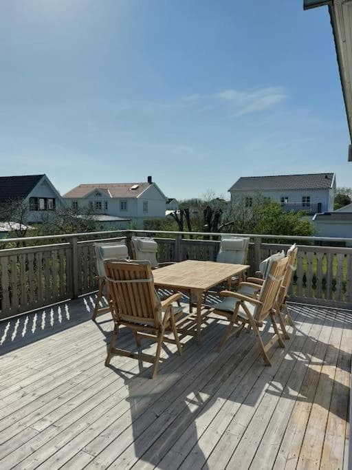 Lovely south-facing patio with grill photo 8