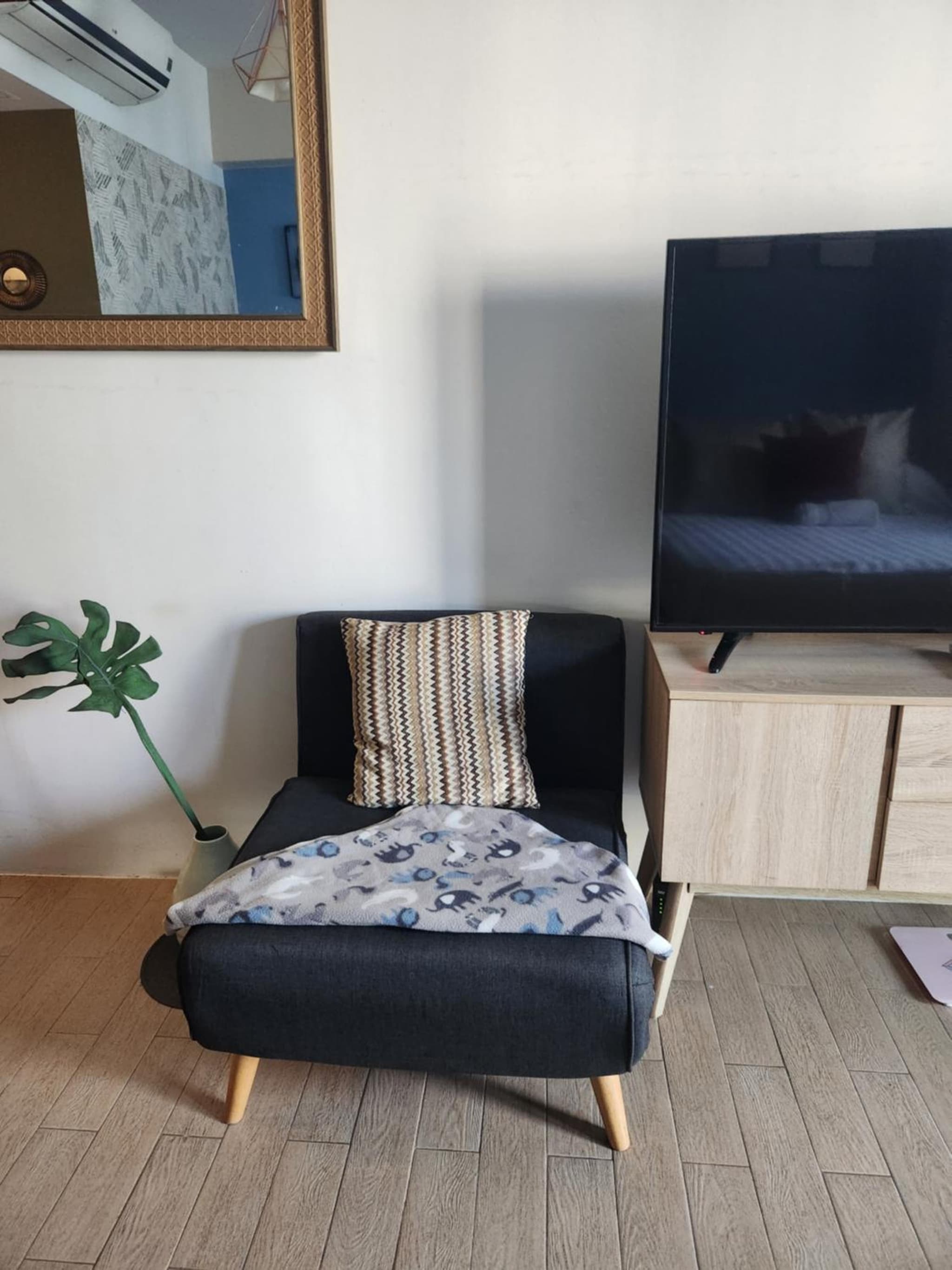 Cozy Studio Flat Near Airport photo 2