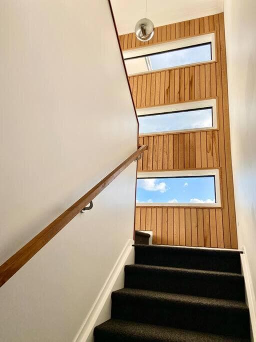Morden spacious new house photo 8