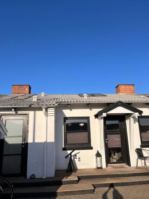 Fint lille række hus, med egen indkørsel