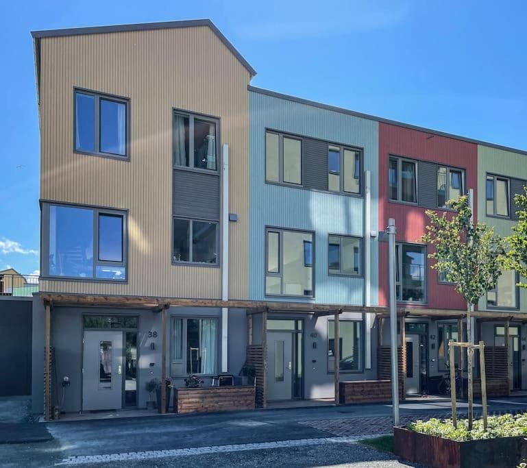 Modern 4 bedroom townhouse with garden and indoor car park