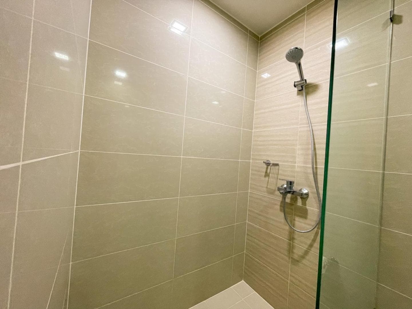 Chic BGC Condo Near Uptown Parade #upt124r photo 7