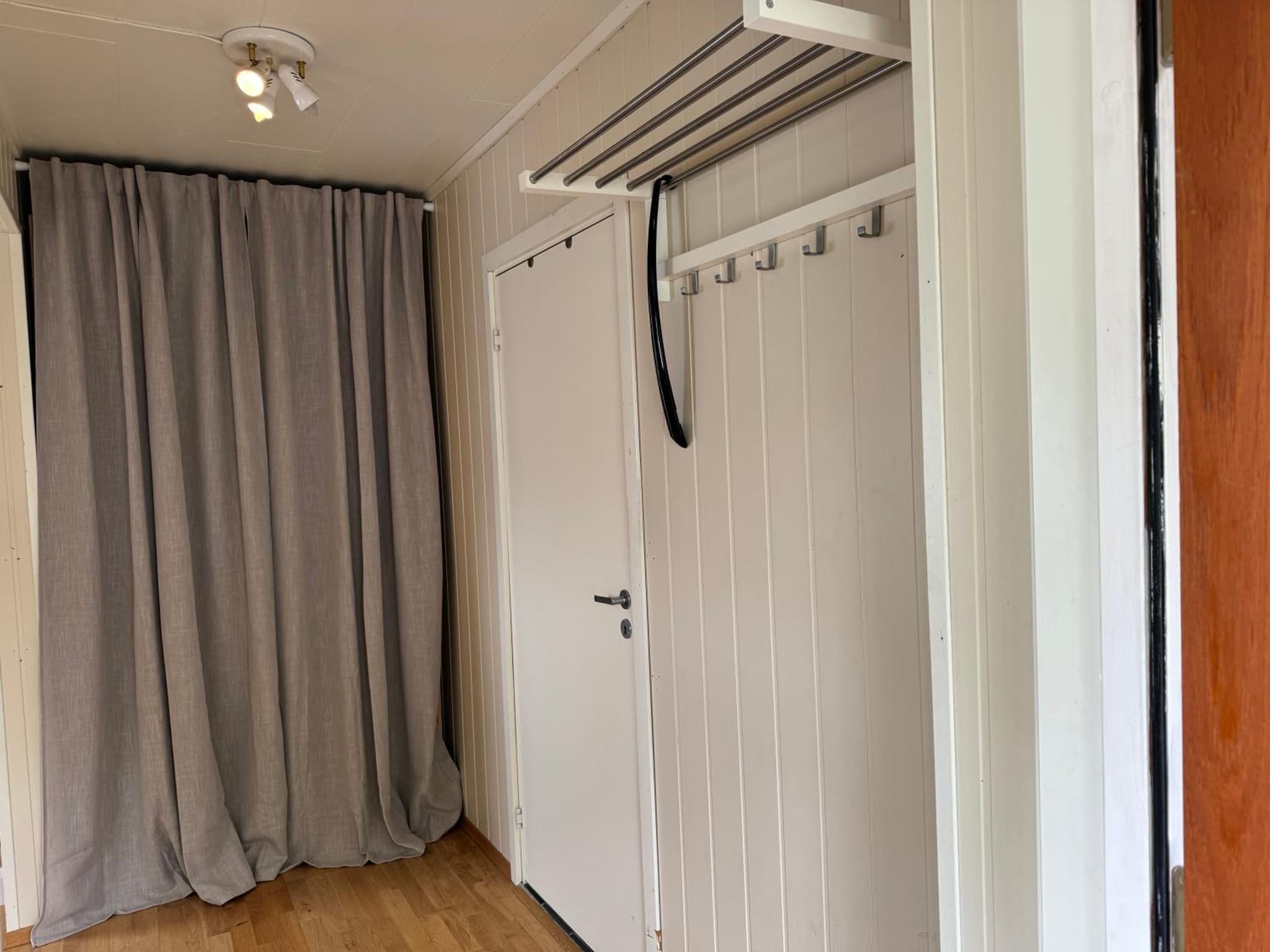WALO APARTMENTS TROMSDALEN - Close to cable car and Arctic Cathedral, 10 min by bus to city centre, Free parking photo 2