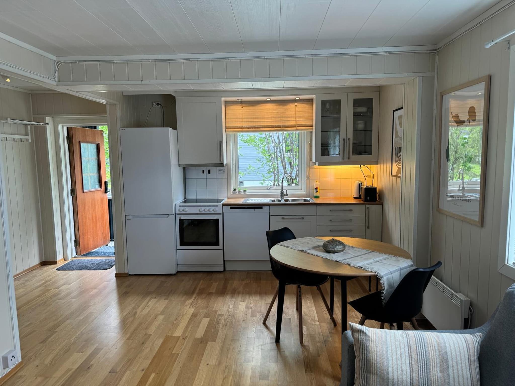 WALO APARTMENTS TROMSDALEN - Close to cable car and Arctic Cathedral, 10 min by bus to city centre, Free parking photo 8