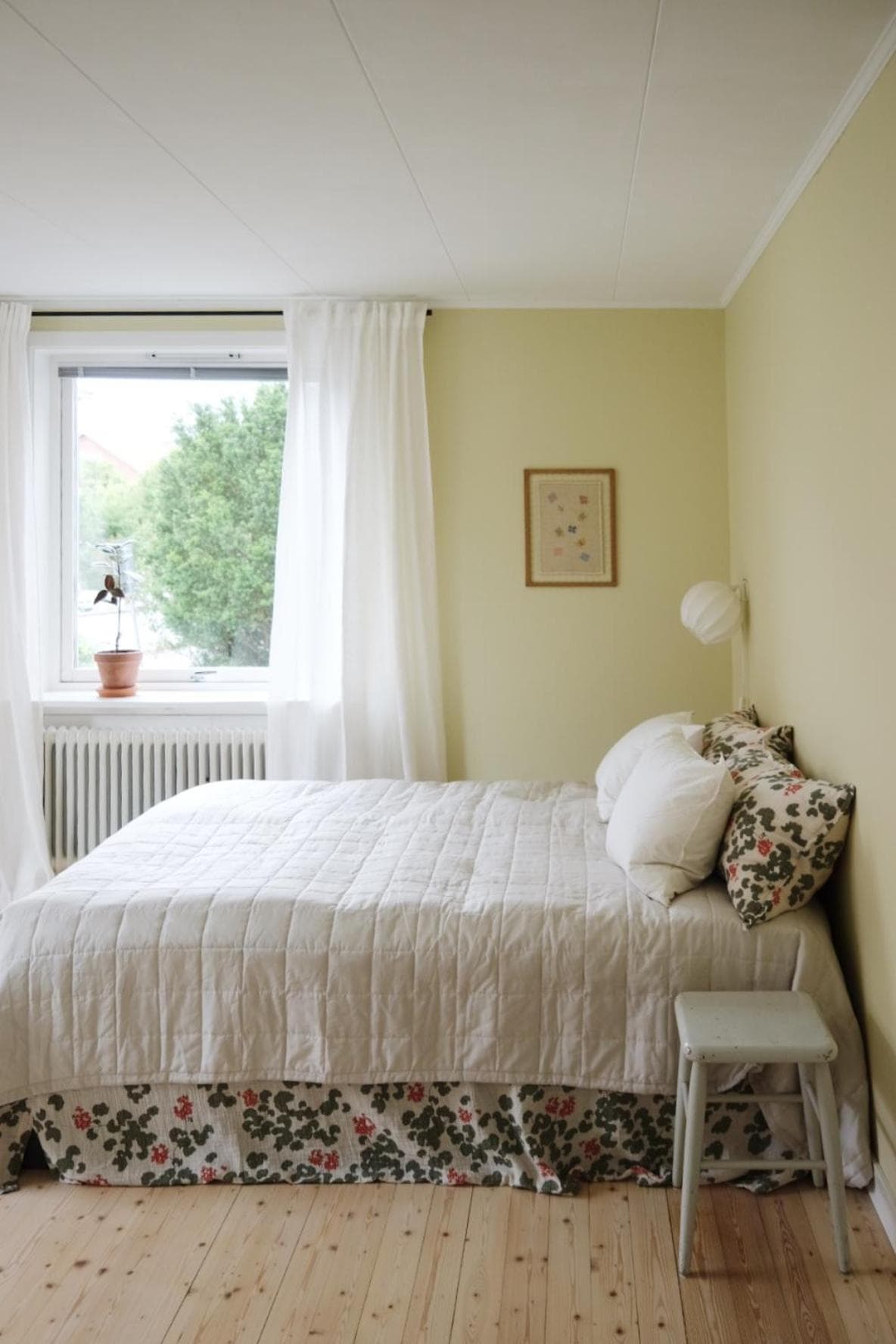 Lägenhet med trädgård nära stad och hav