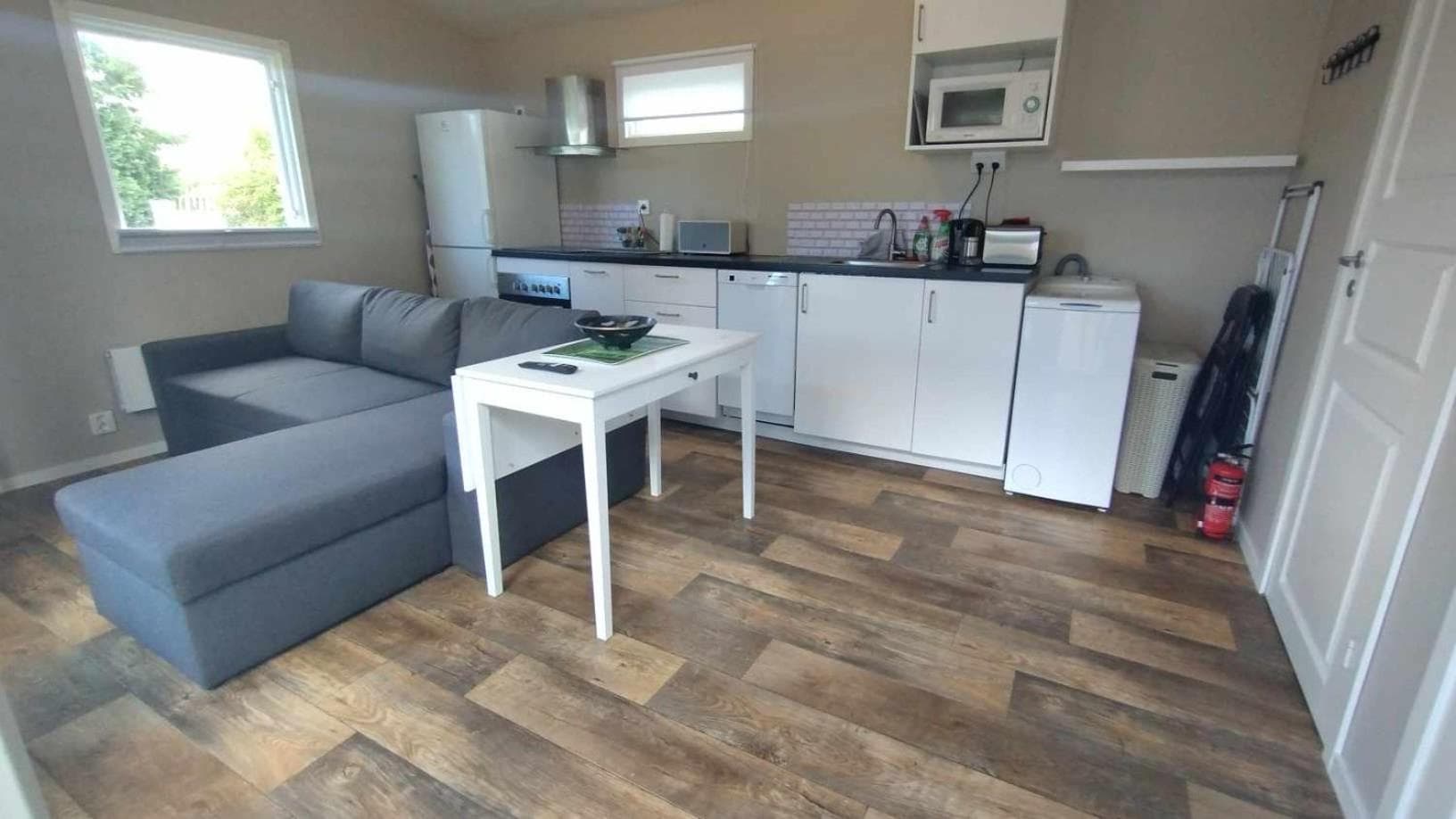 Tiny house with shared pool, max 4 people photo 2