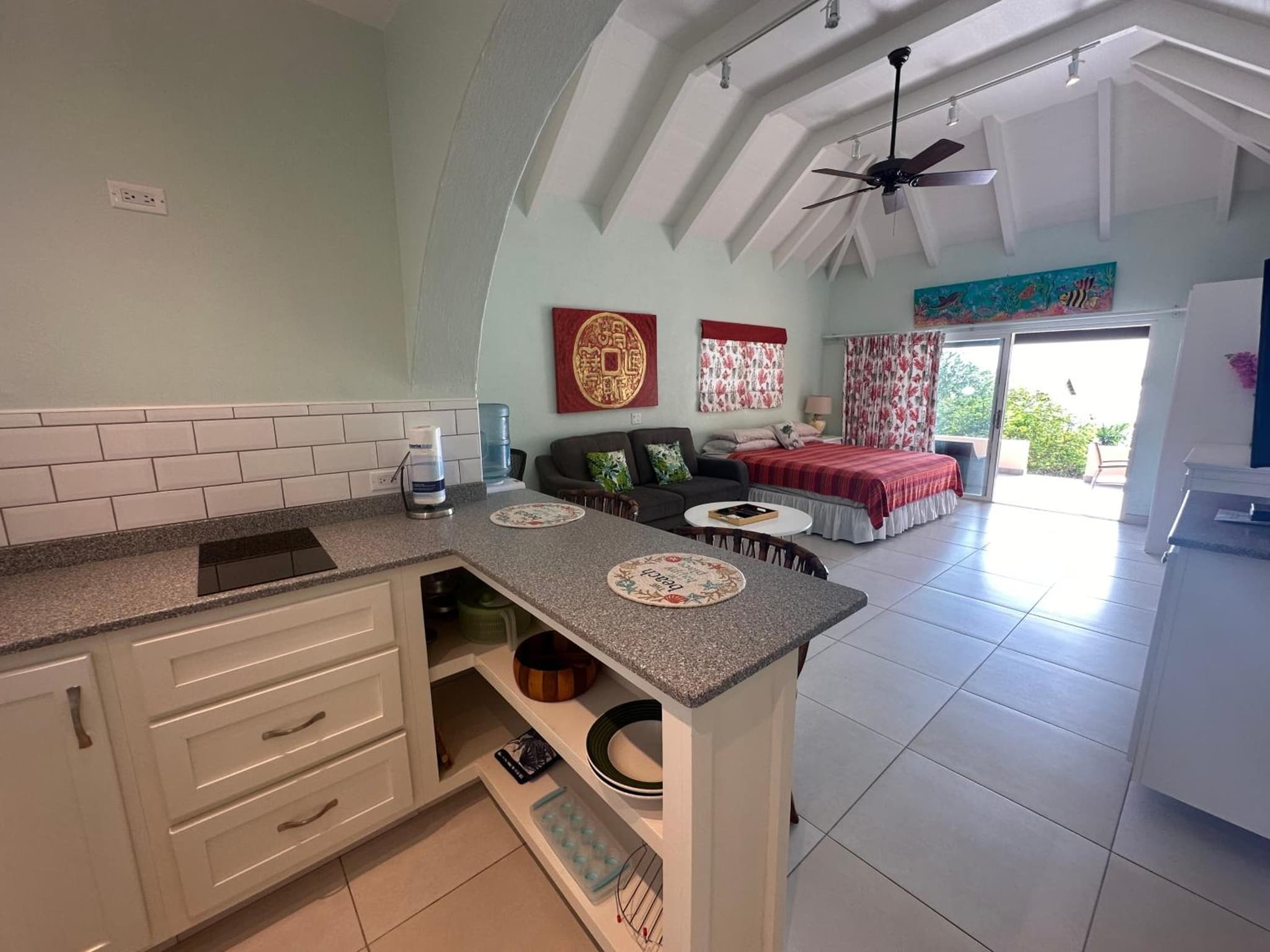 Ocean breeze & views - studio photo 3