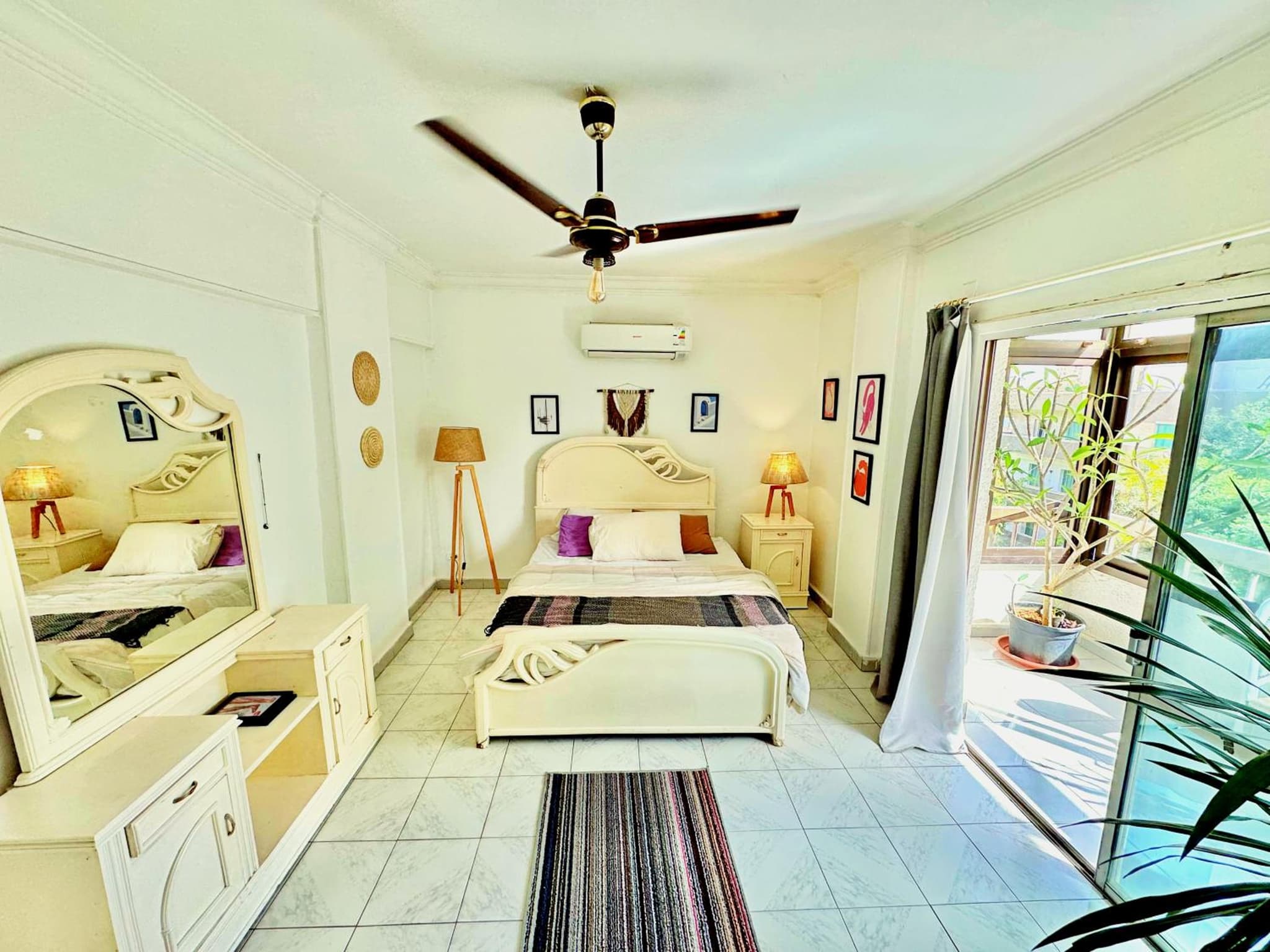 Large room with its own balcony photo 3