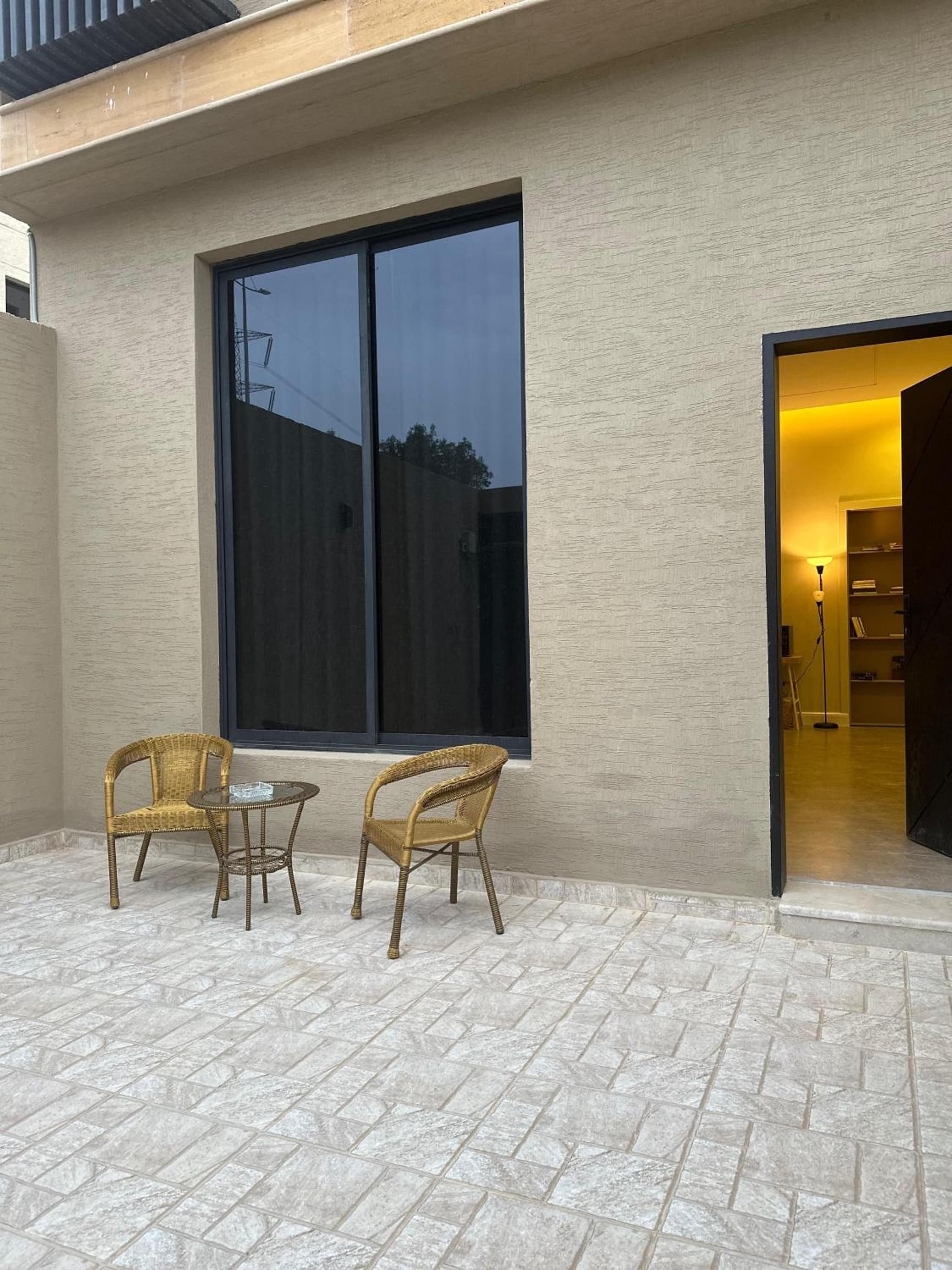 HighRise-luxury studio with outdoor sitting area photo 6