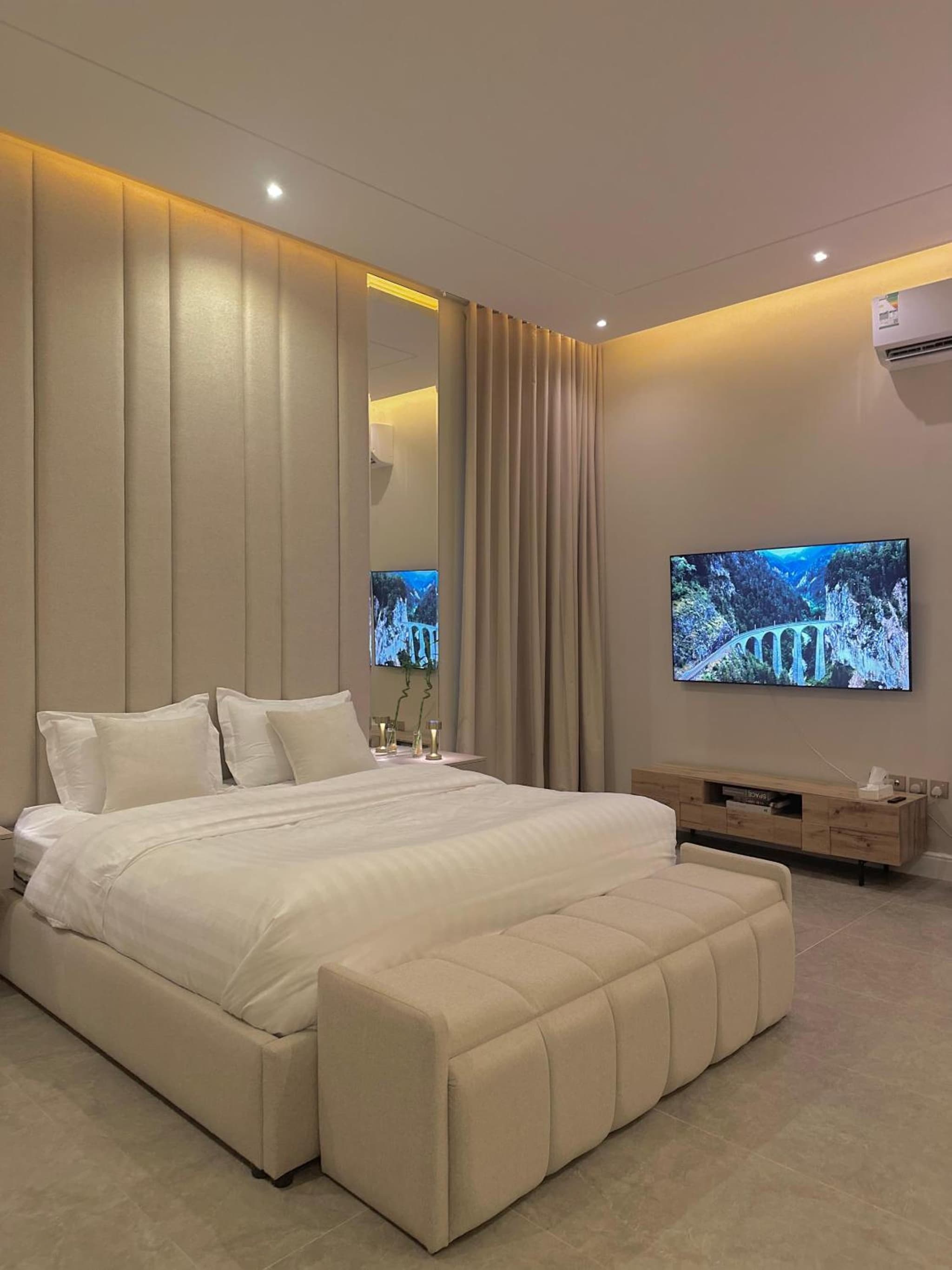 HighRise-luxury studio with outdoor sitting area photo 8