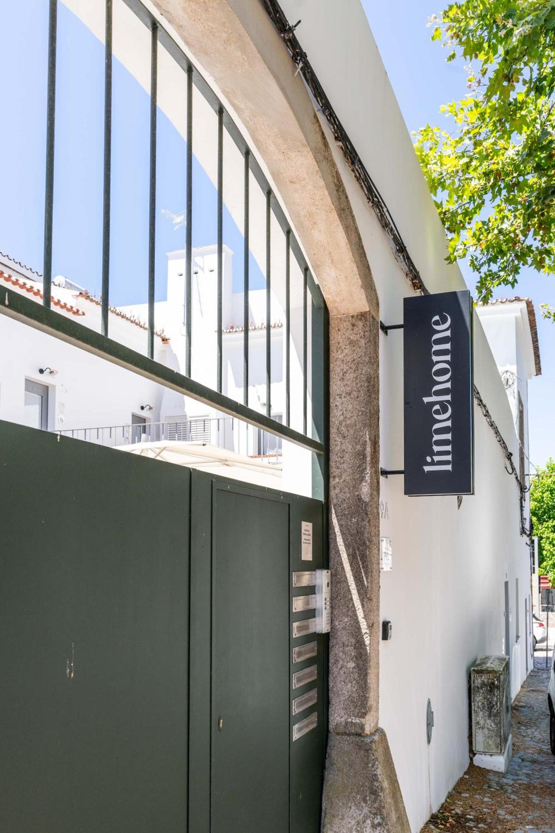 Limehome Evora Largo dos Penedos photo 9