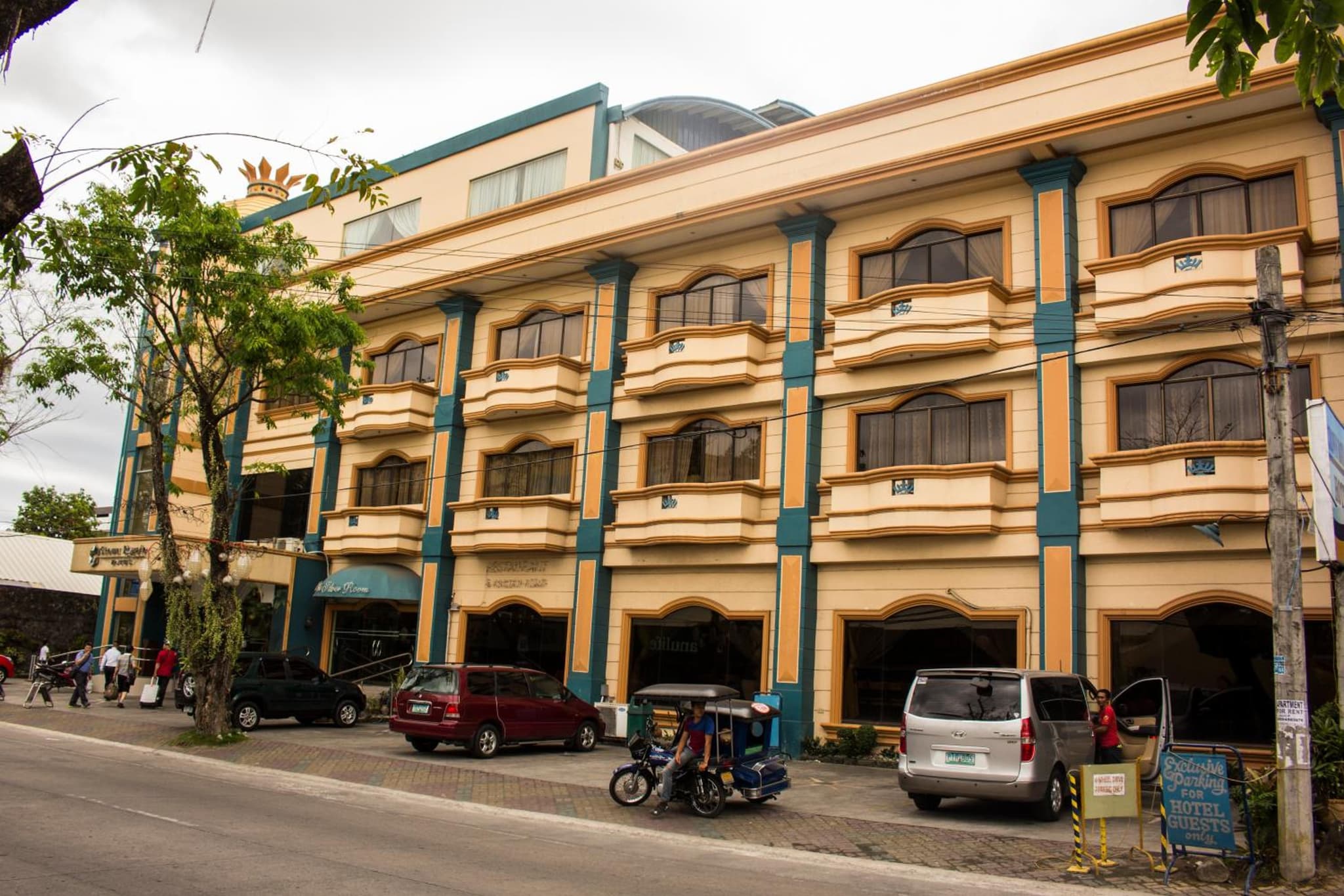 Crown Royale Hotel photo 2