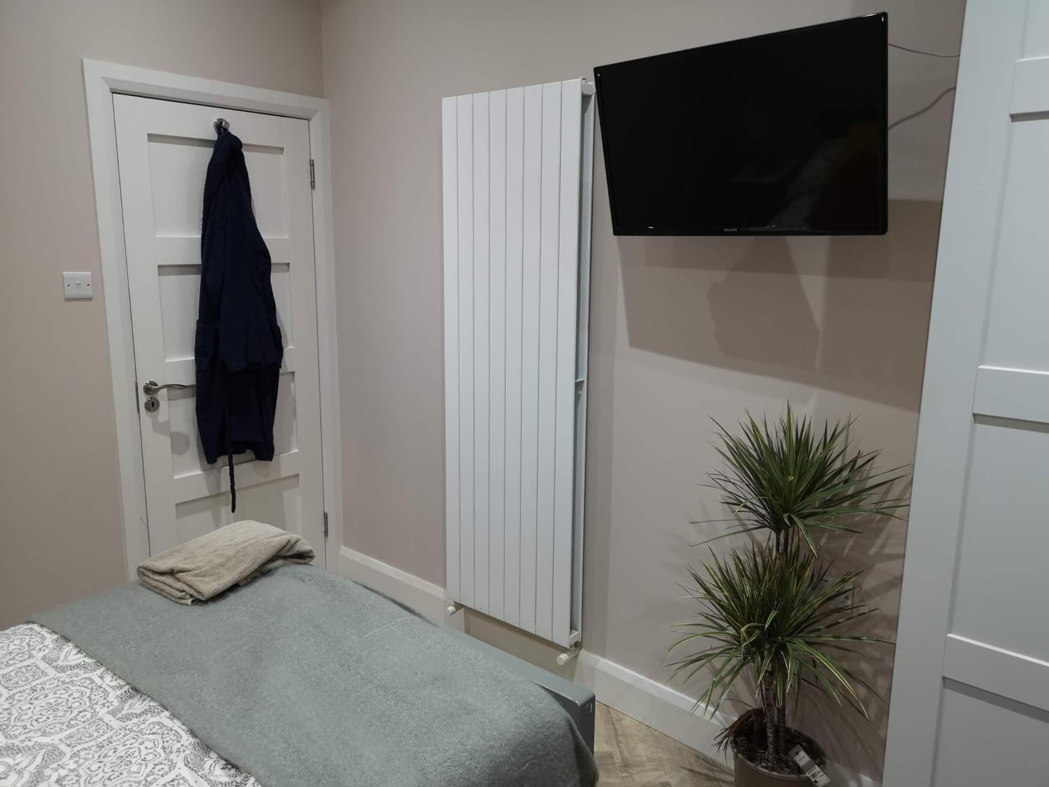 Stylish studio own entrance in Victorian House photo 4