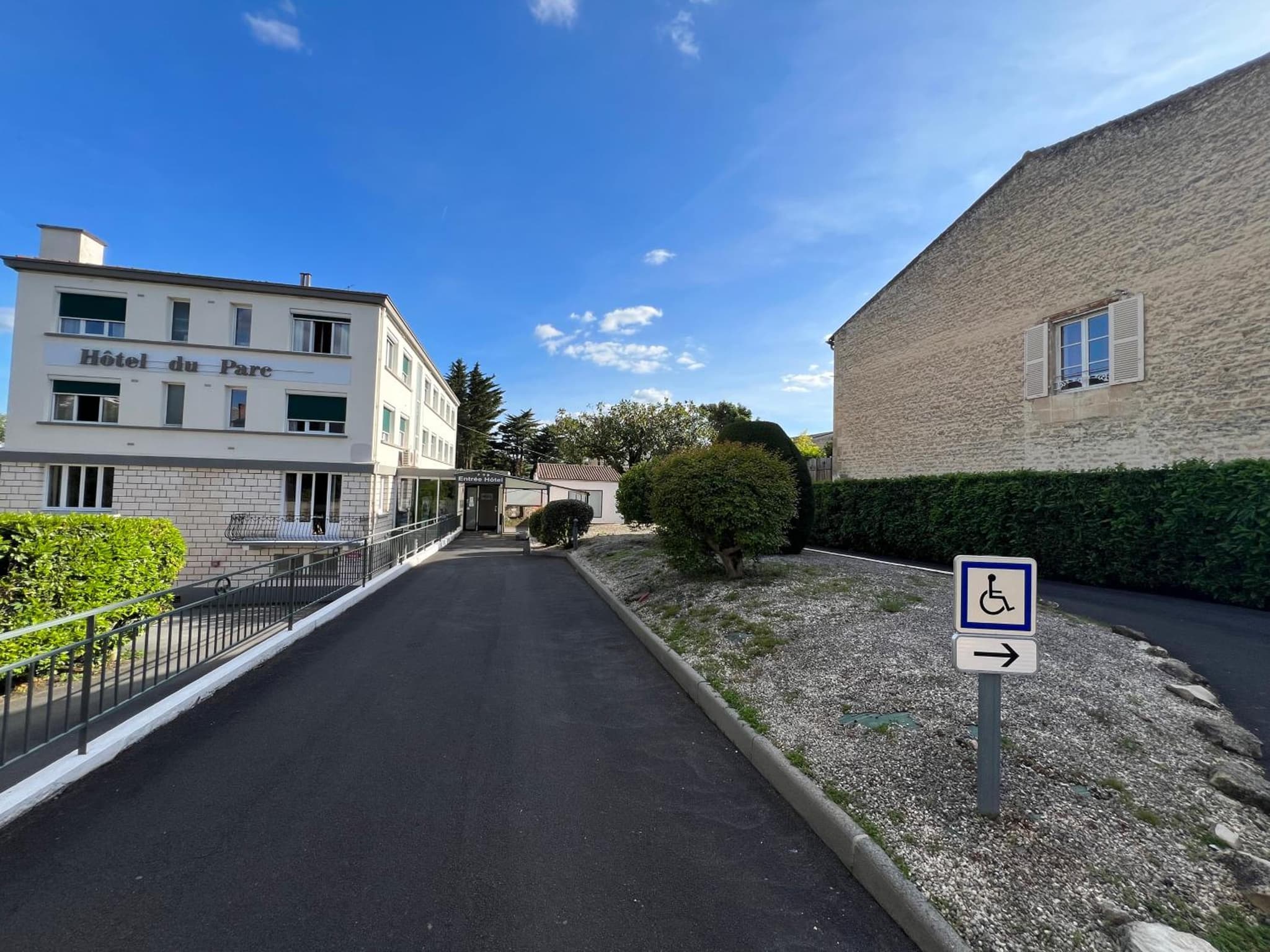Brit Hotel du Parc Niort Centre-Parking gratuit