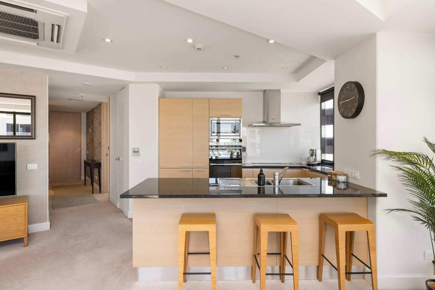 Luxury Ocean & Harbour Views - Heated Pool, Main Beach & Gym photo 4