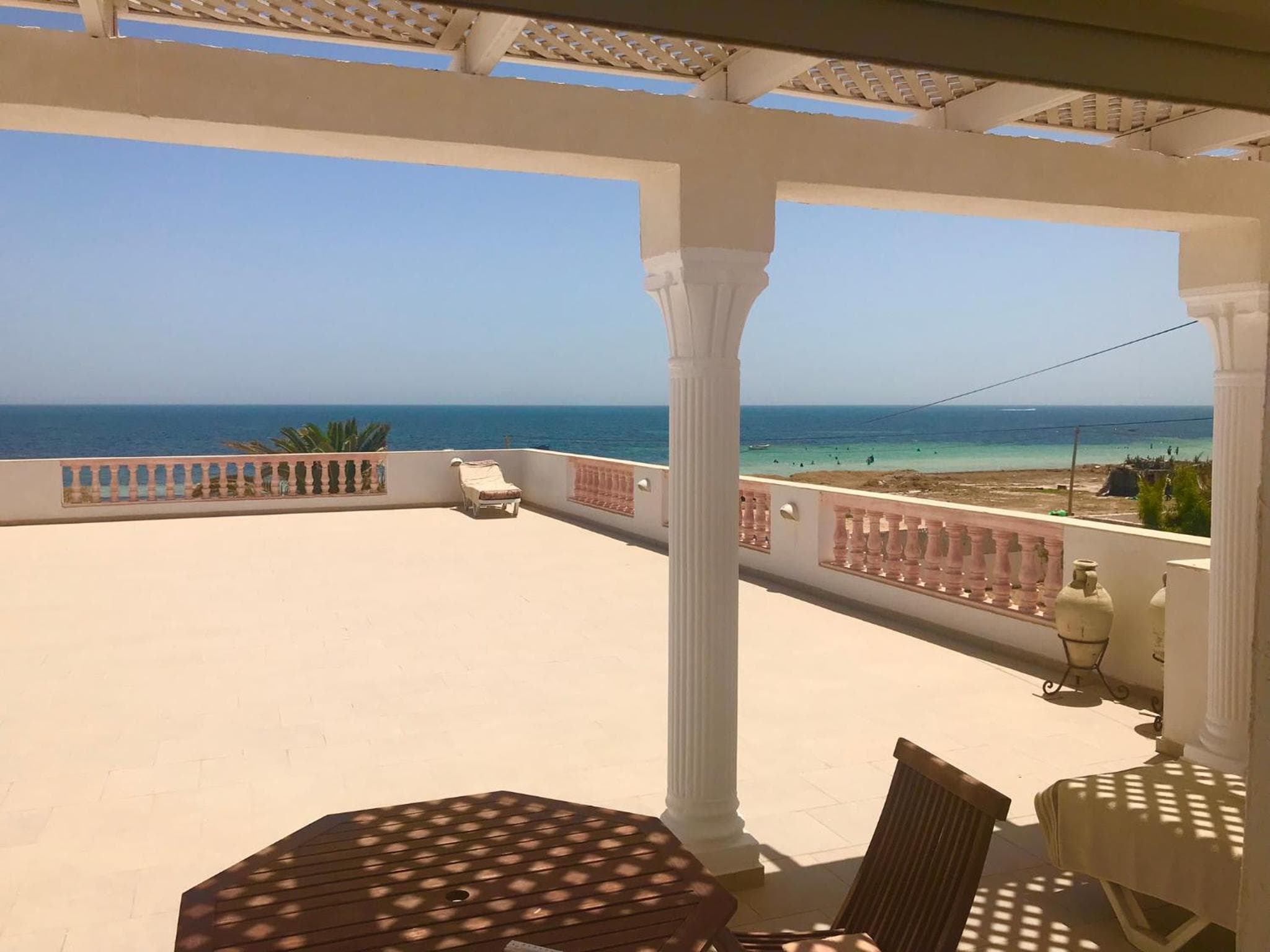 Villa pieds dans l'eau, magnifique terrasse face à la mer