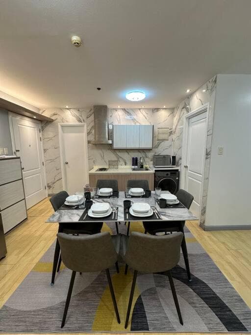 Spacious 2-bedroom Corner Unit across Shangri-La photo 5