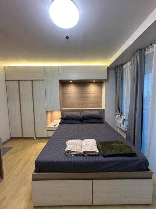 Spacious 2-bedroom Corner Unit across Shangri-La photo 2
