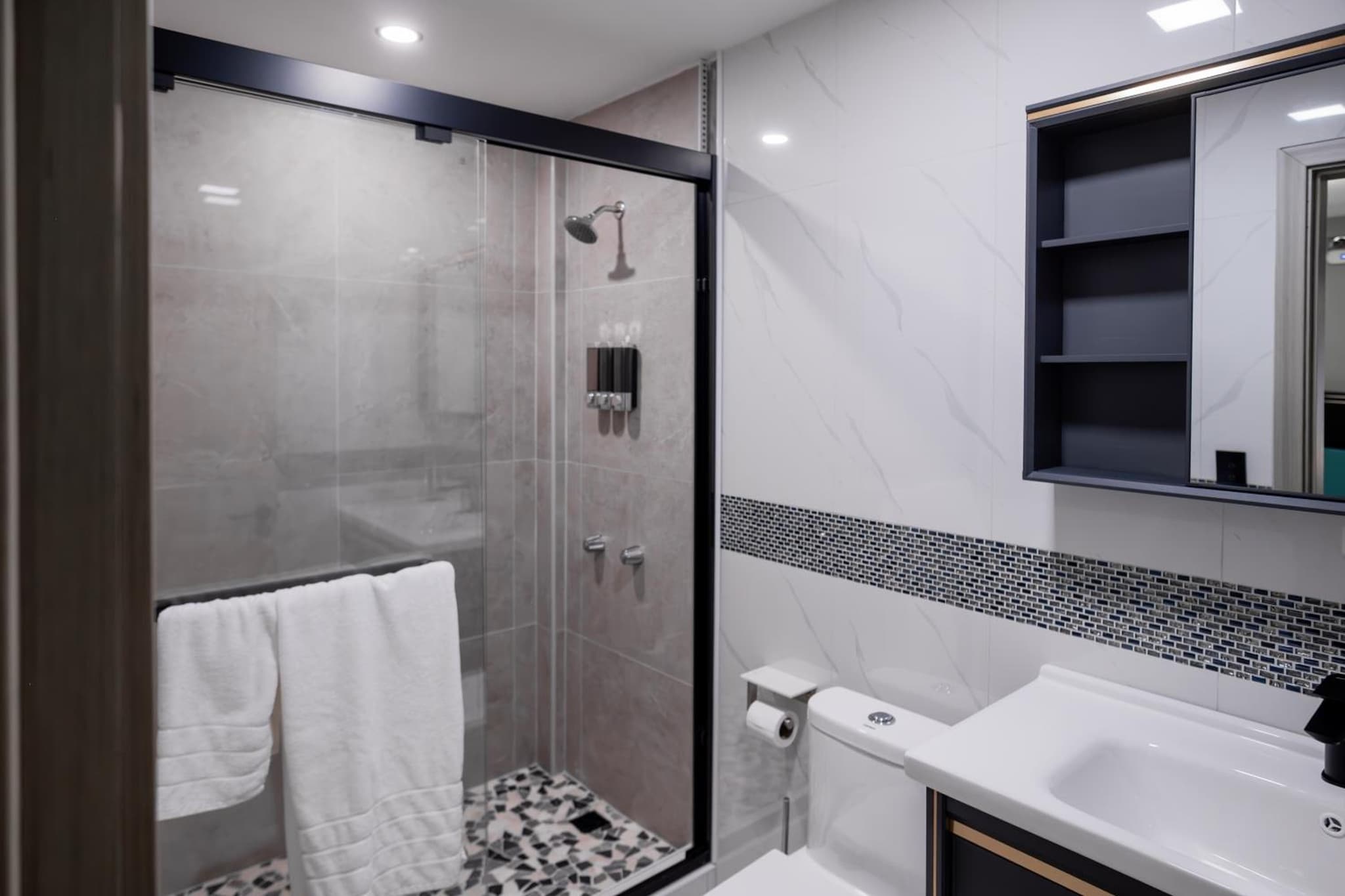 LeLuxe Cedar Valley Suite B photo 7