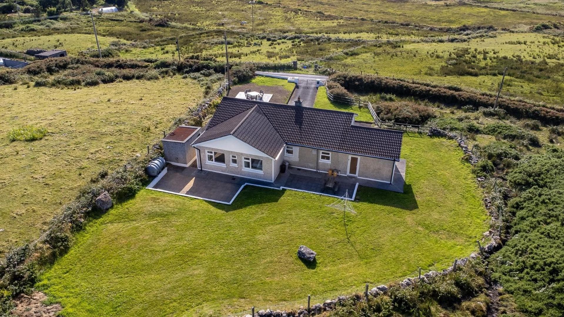 Mourneen Cottage, Cleggan photo 4
