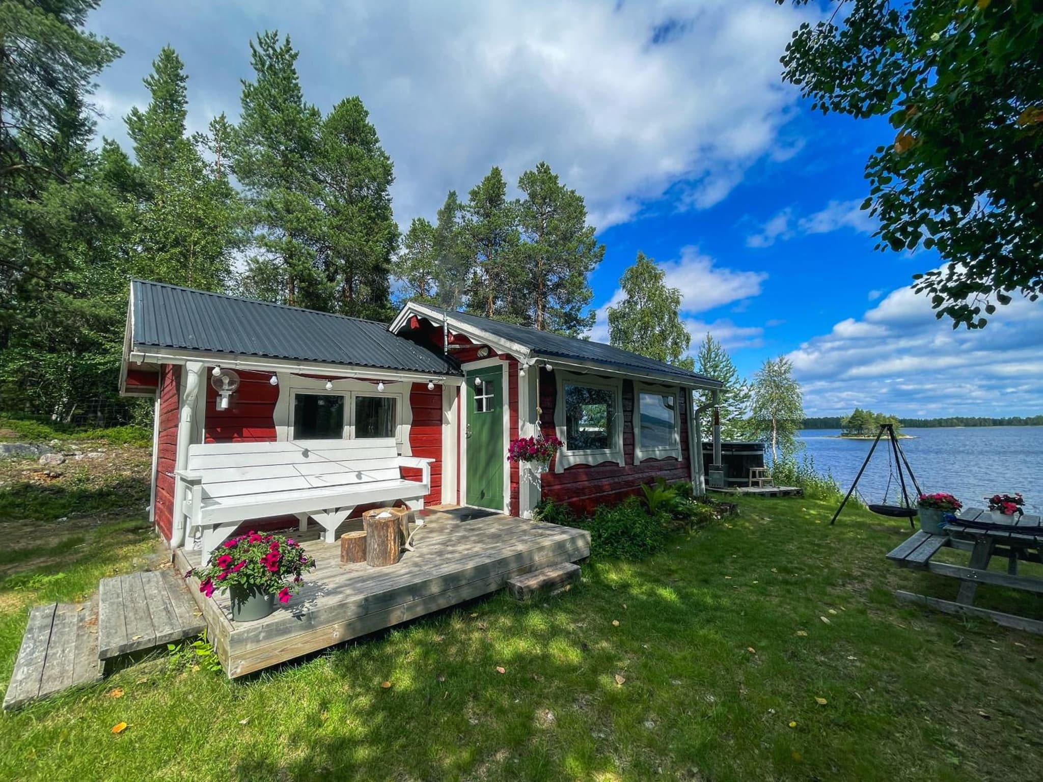 Laplandliv cabin on the lake
