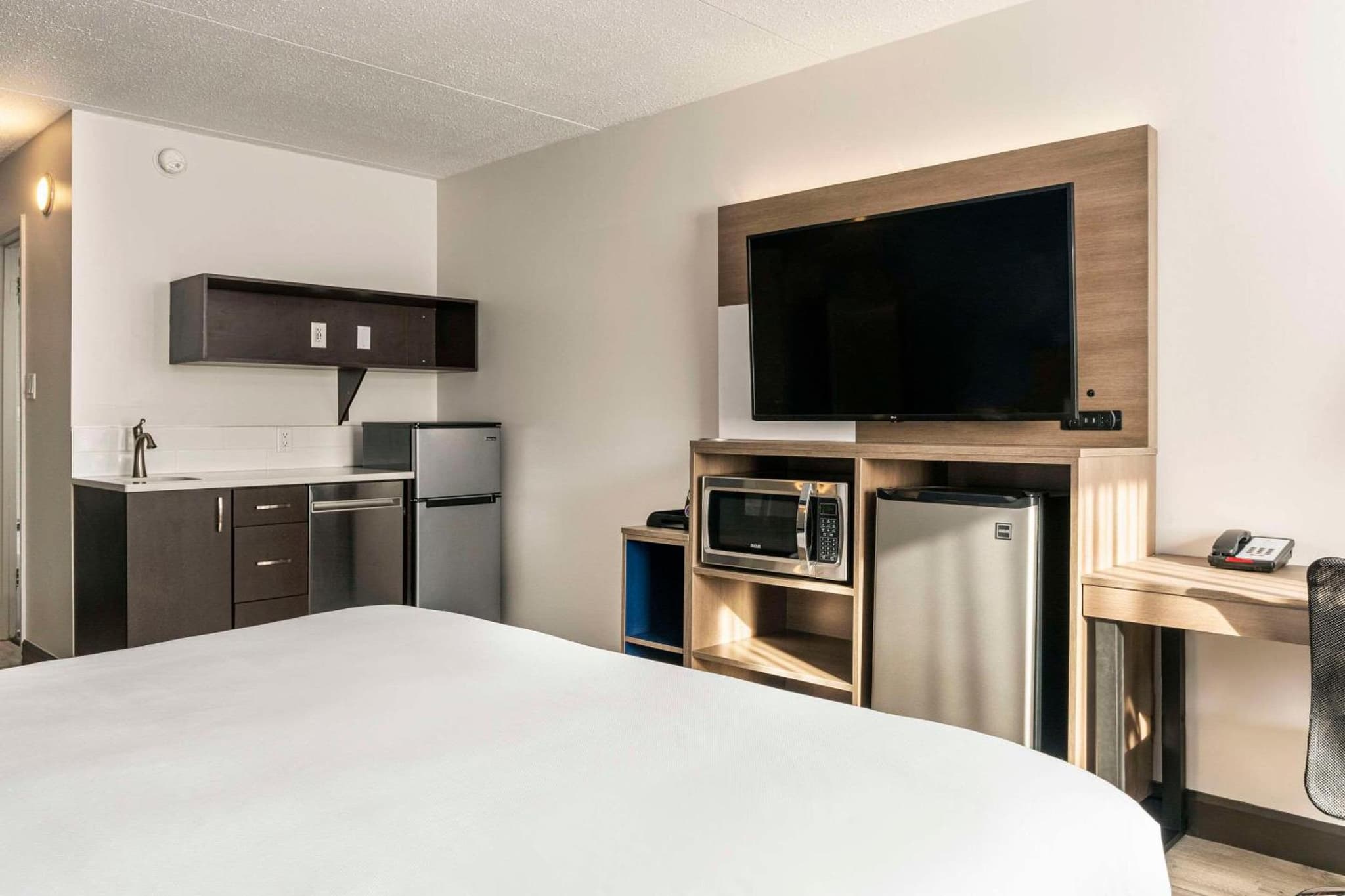 Comfort Suites Kingston Central photo 7