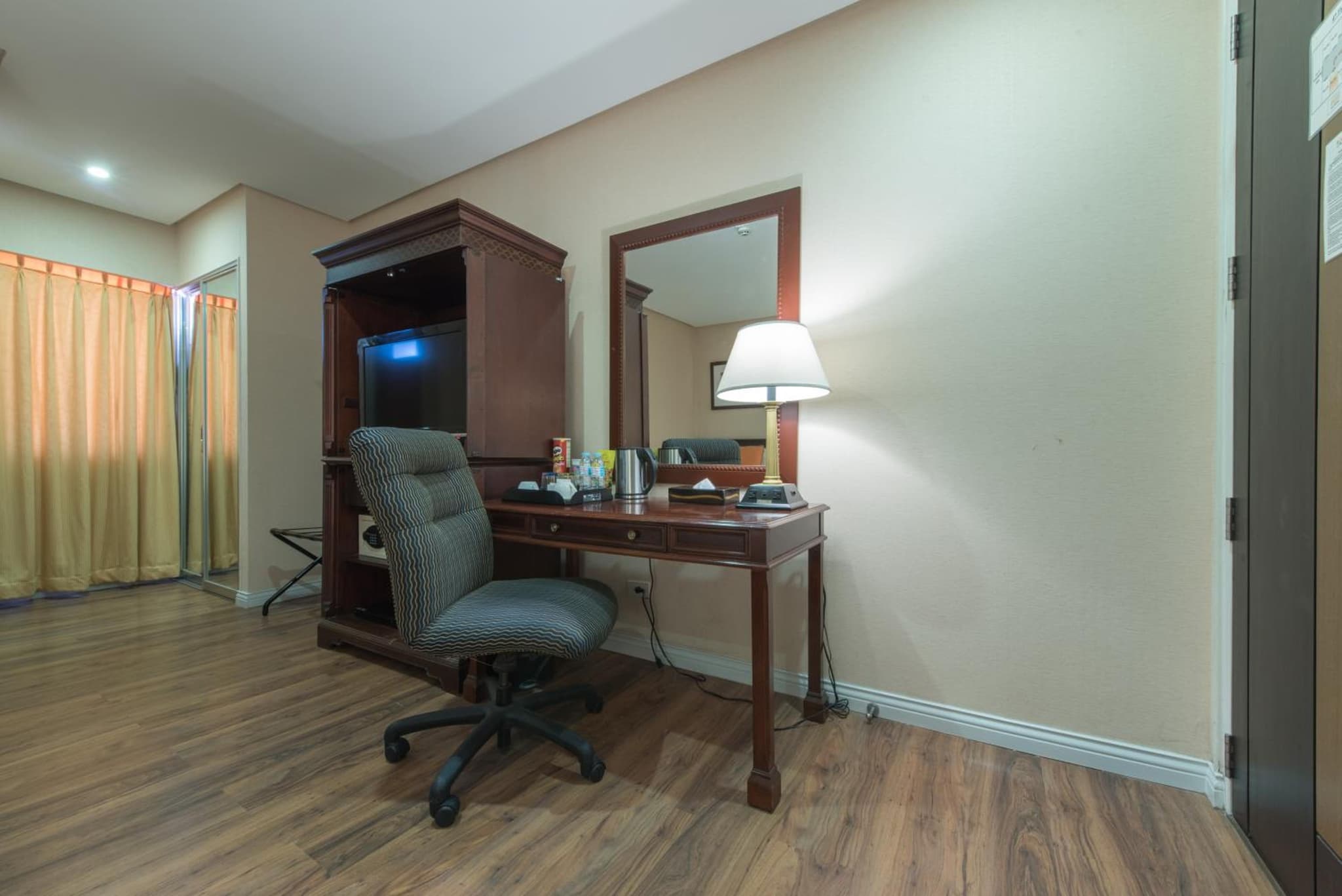 Court Meridian Hotel & Suites photo 7