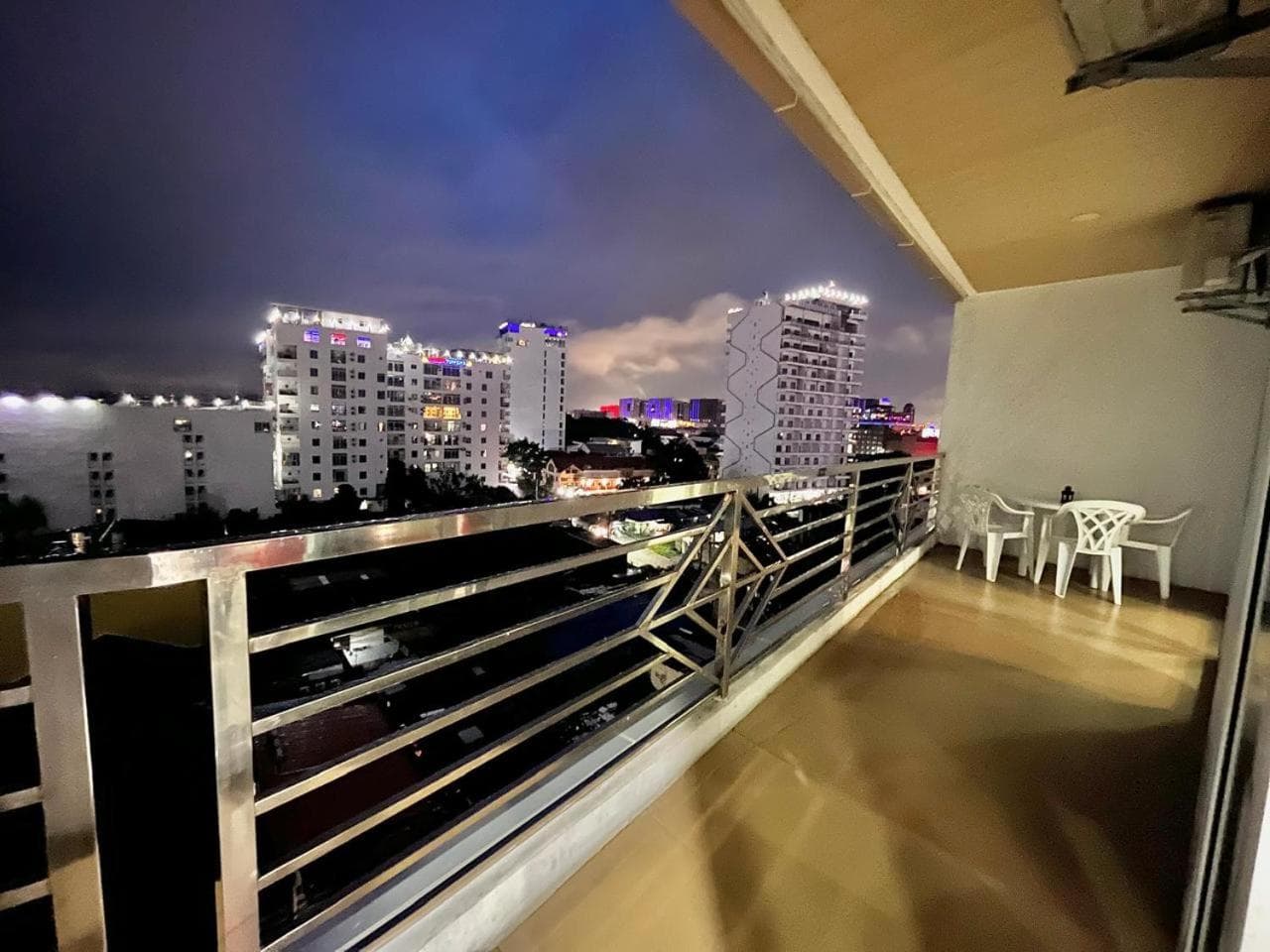 Sheryll Escapes - Kandi Palace Grand 2 BR! Housekeeping, Internet! photo 5