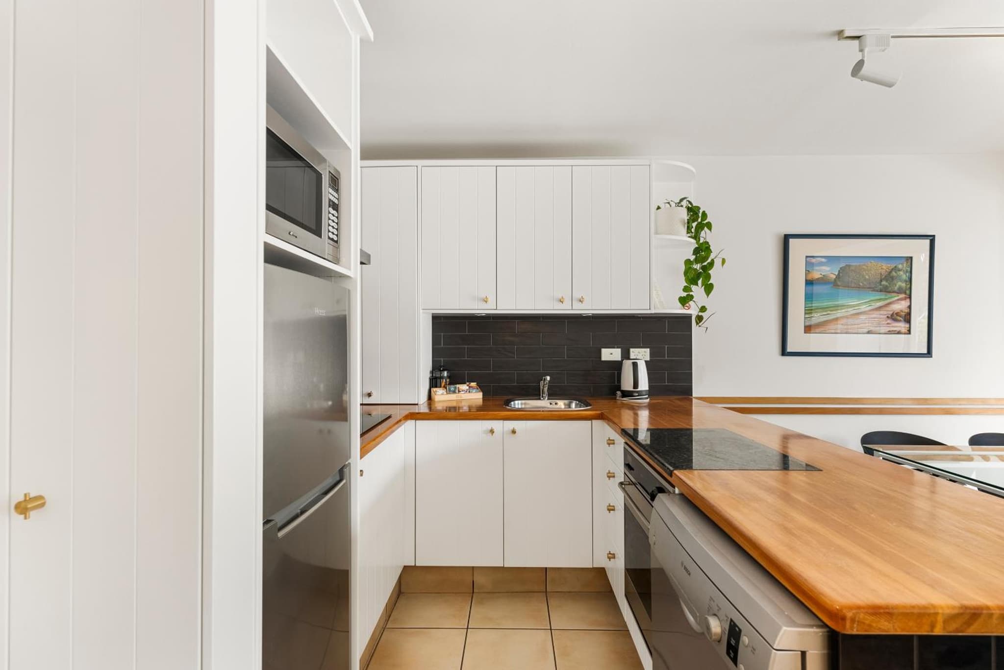 Beachfront on Waiheke photo 8