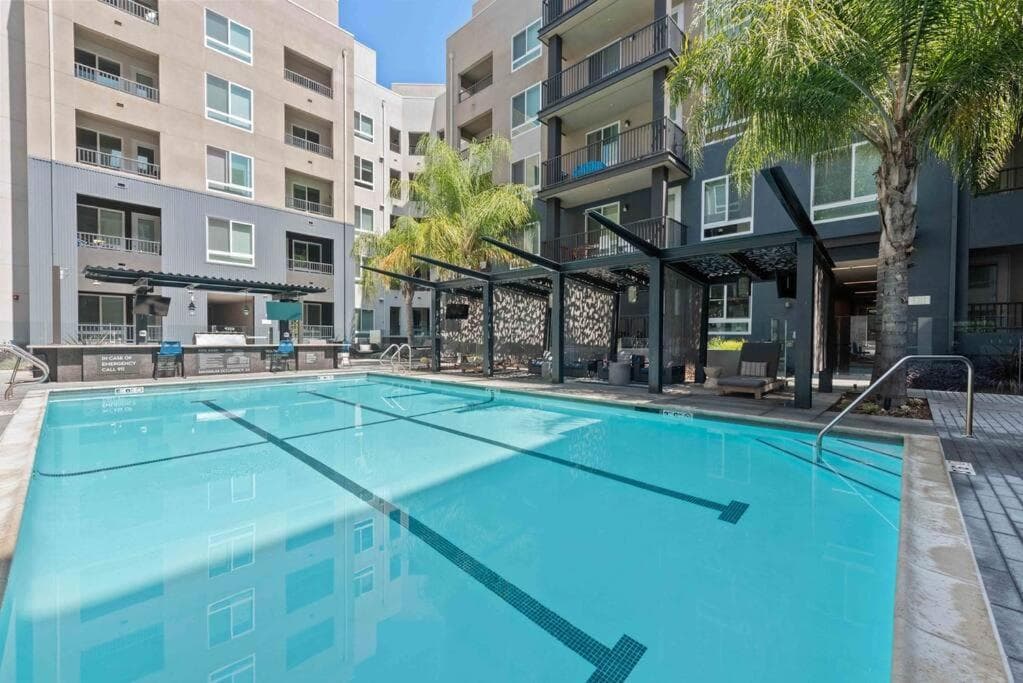 Modern and Lavish apartment photo 2