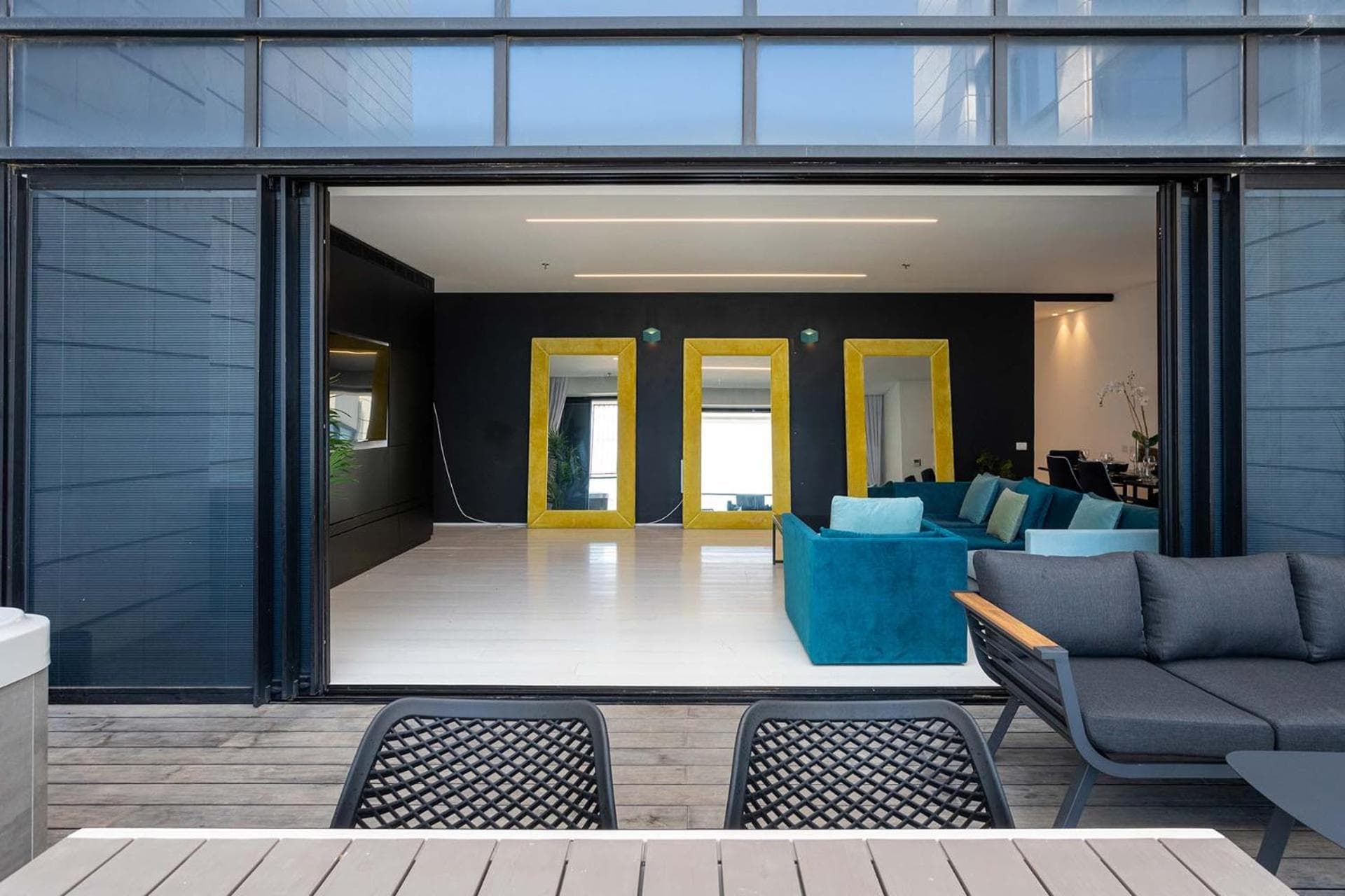 Sea-Breeze Penthouse with Jacuzzi photo 2