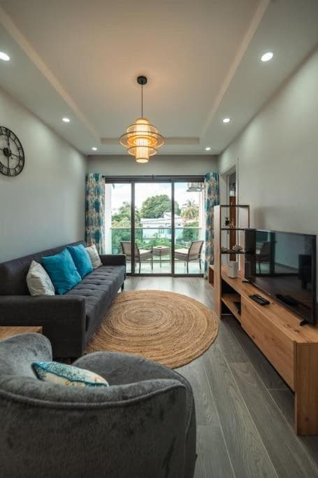 Stylish Apt with Pool & Balcony, 4 Min to Beach - RC7