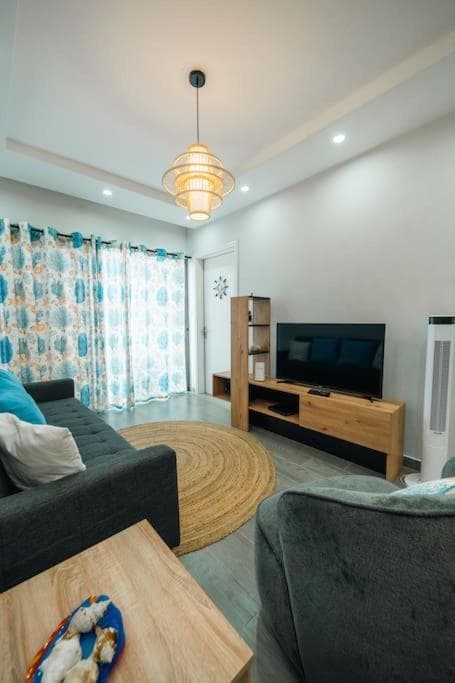 Stylish Apt with Pool & Balcony, 4 Min to Beach - RC7 photo 9