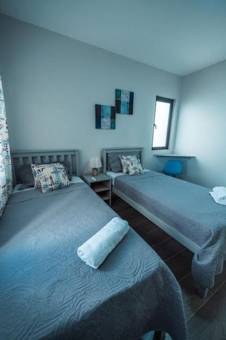 Stylish Apt with Pool & Balcony, 4 Min to Beach - RC7 photo 4