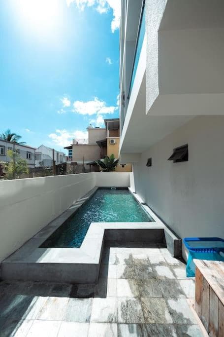 Stylish Apt with Pool & Balcony, 4 Min to Beach - RC7 photo 2