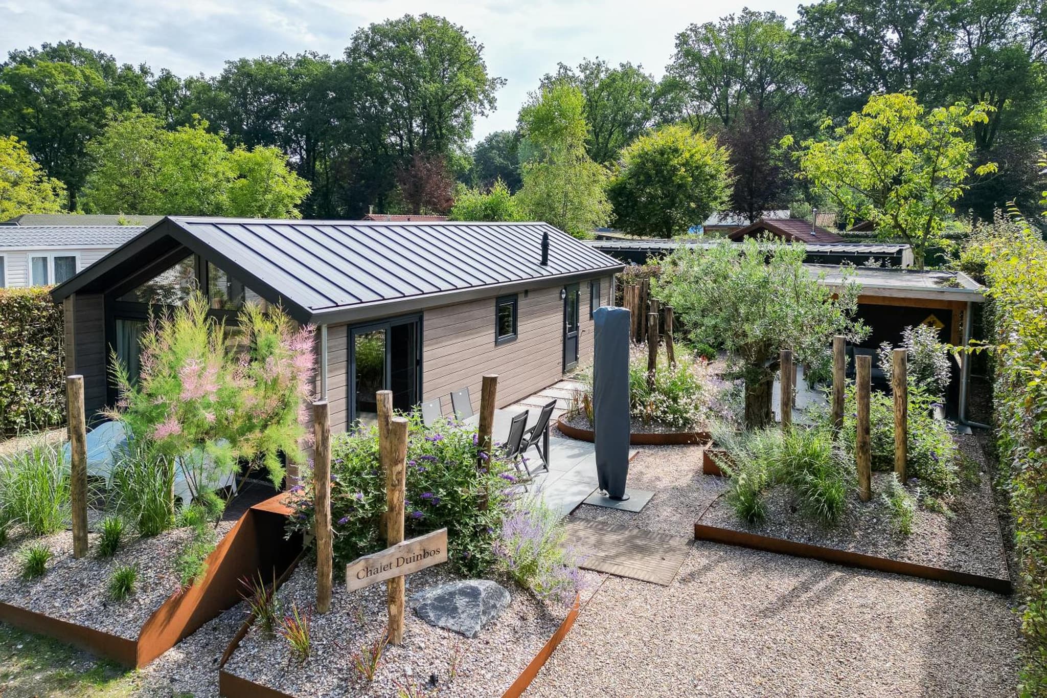 Modern ingericht chalet op groen park op de Veluwe