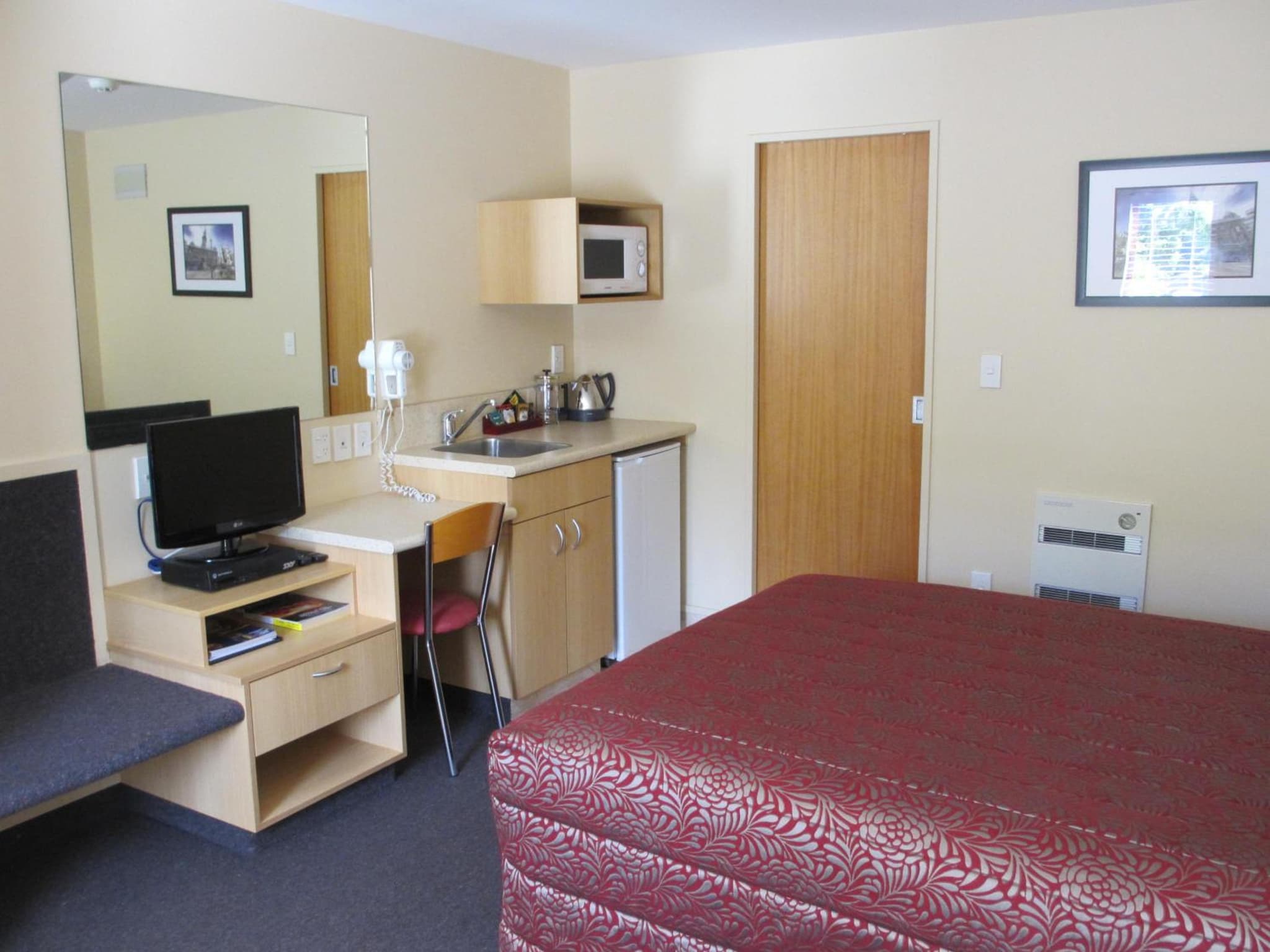 Alhambra Oaks Motor Lodge photo 3