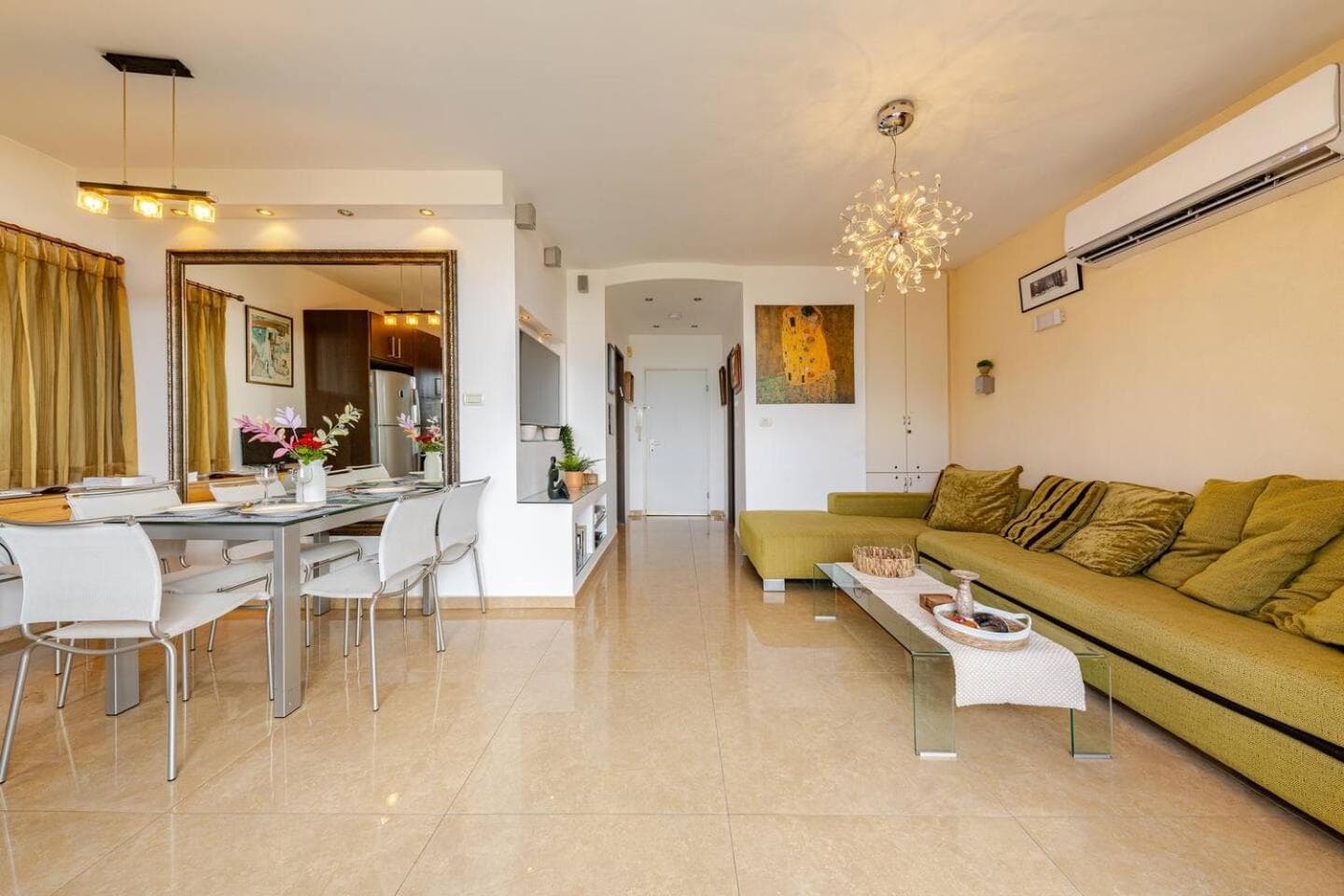 Herzliya Pituach Apartment with Pool, by the Beach